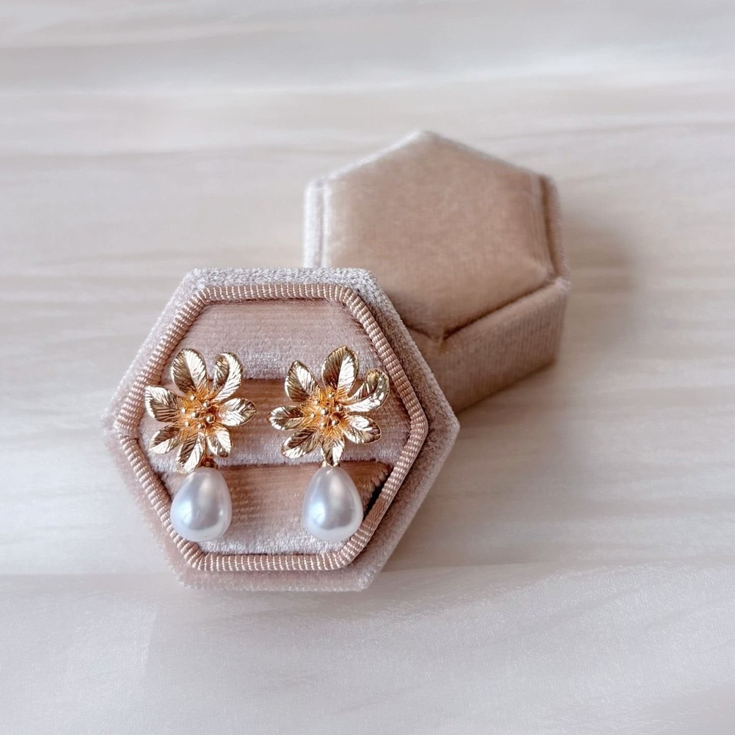 Parure bijoux mariage perle dorée, création artisanale délicate.