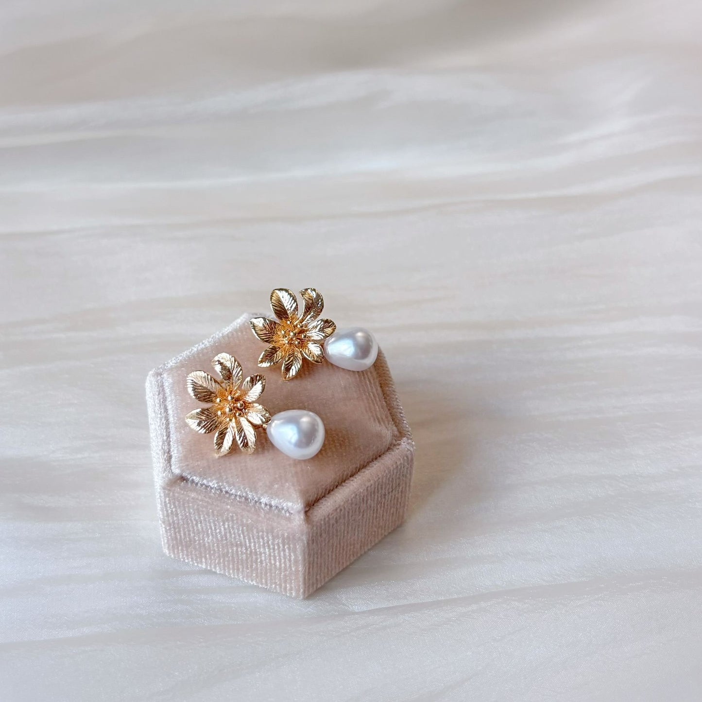 Bijoux mariage perle avec fleur dorée, style élégant et poétique.