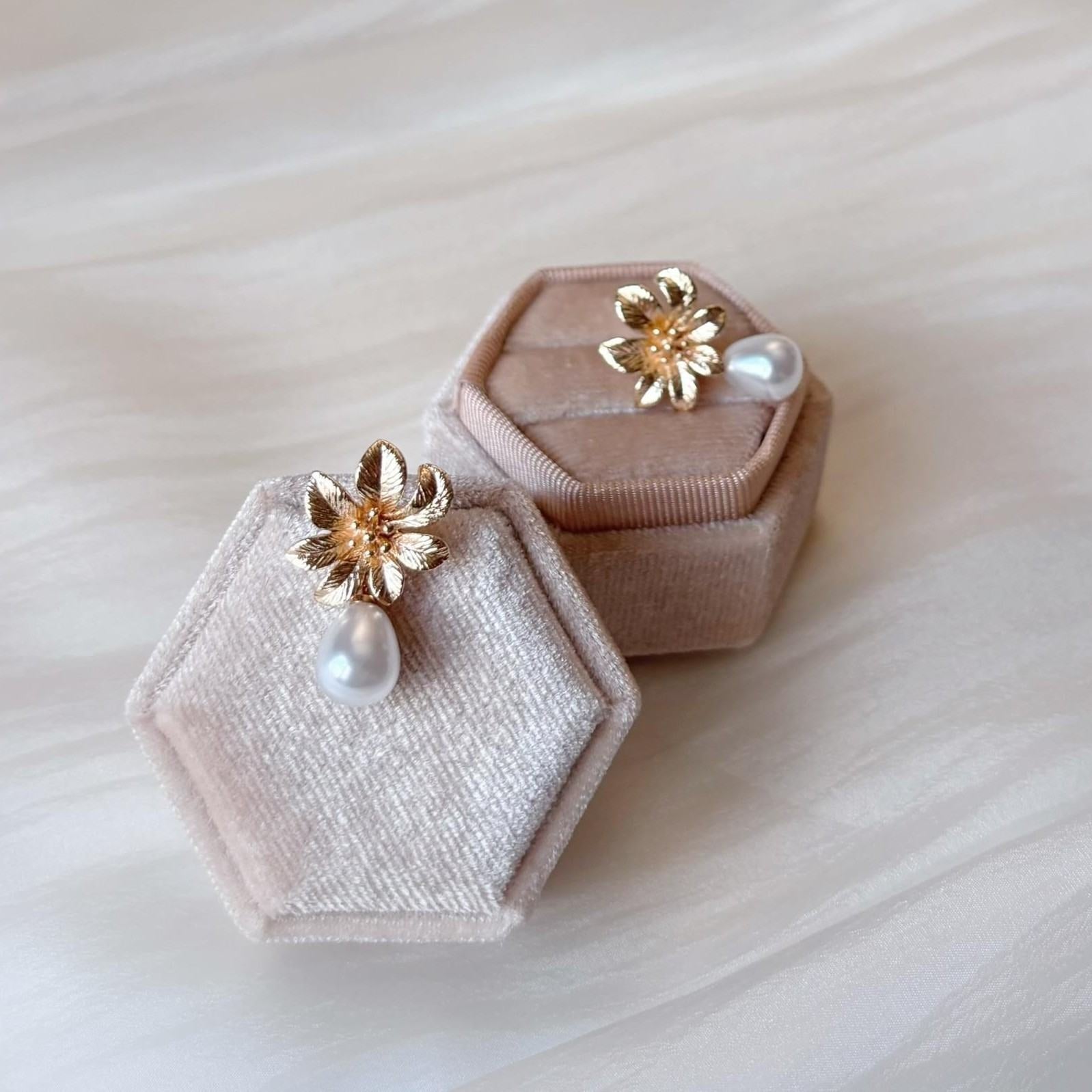 Parure bijoux mariage perle dorée, création artisanale délicate.