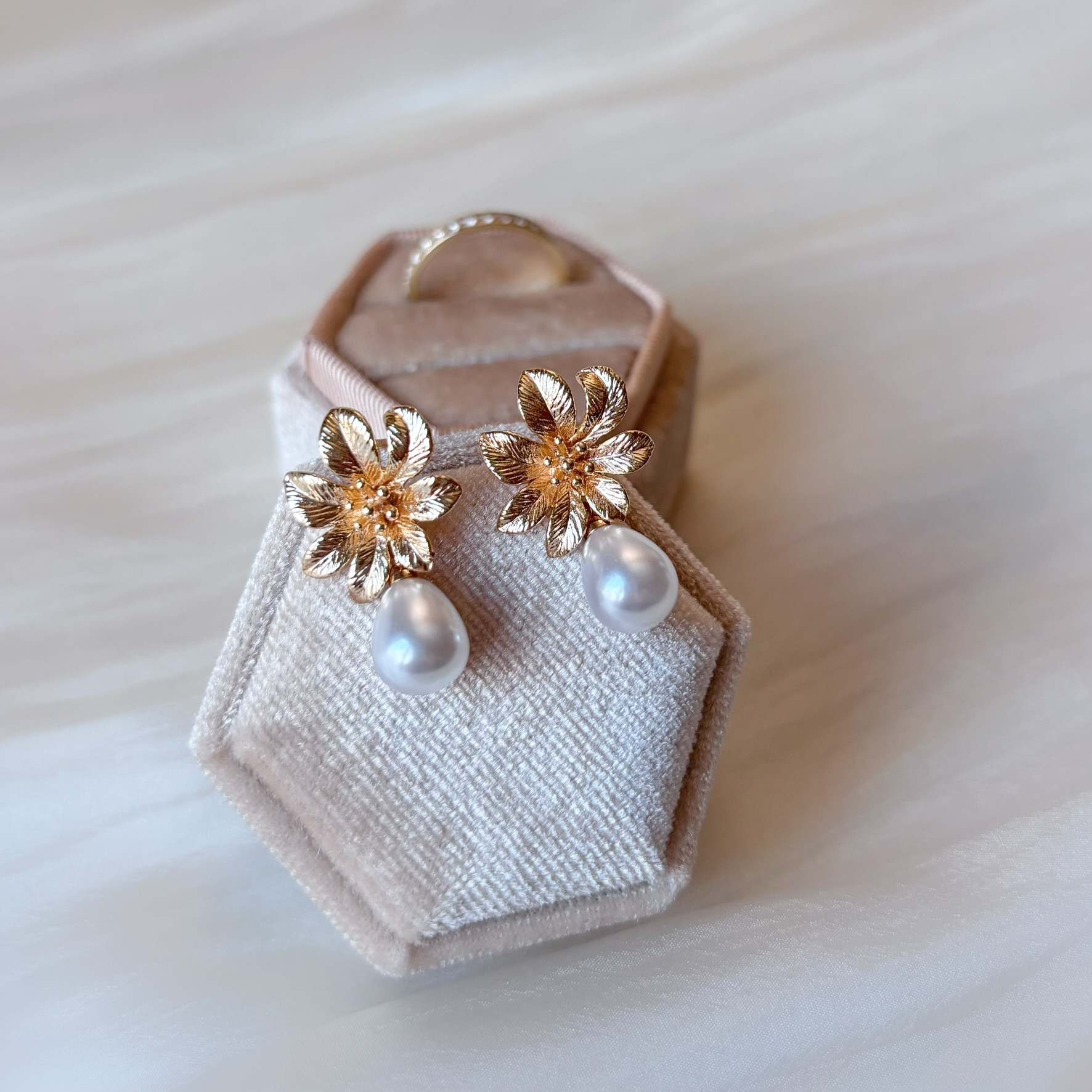 Boucles d’oreilles perle pour mariée, fleur dorée et finition artisanale.