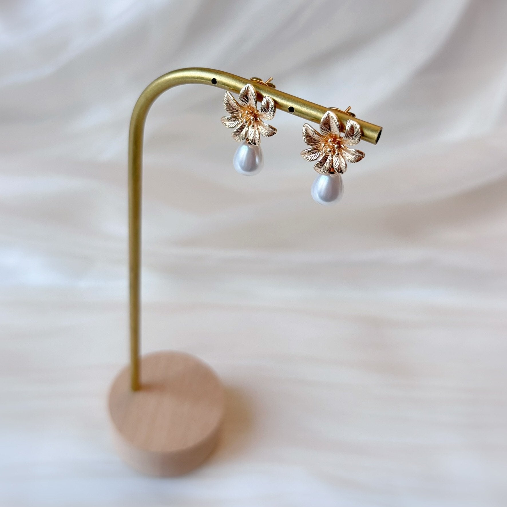 Bijou mariage perle doré fait main, parfait pour une mariée moderne.