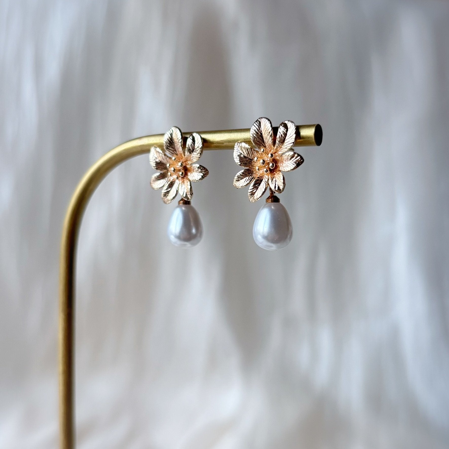 Bijoux mariage perle doré fait main, style moderne et chic.