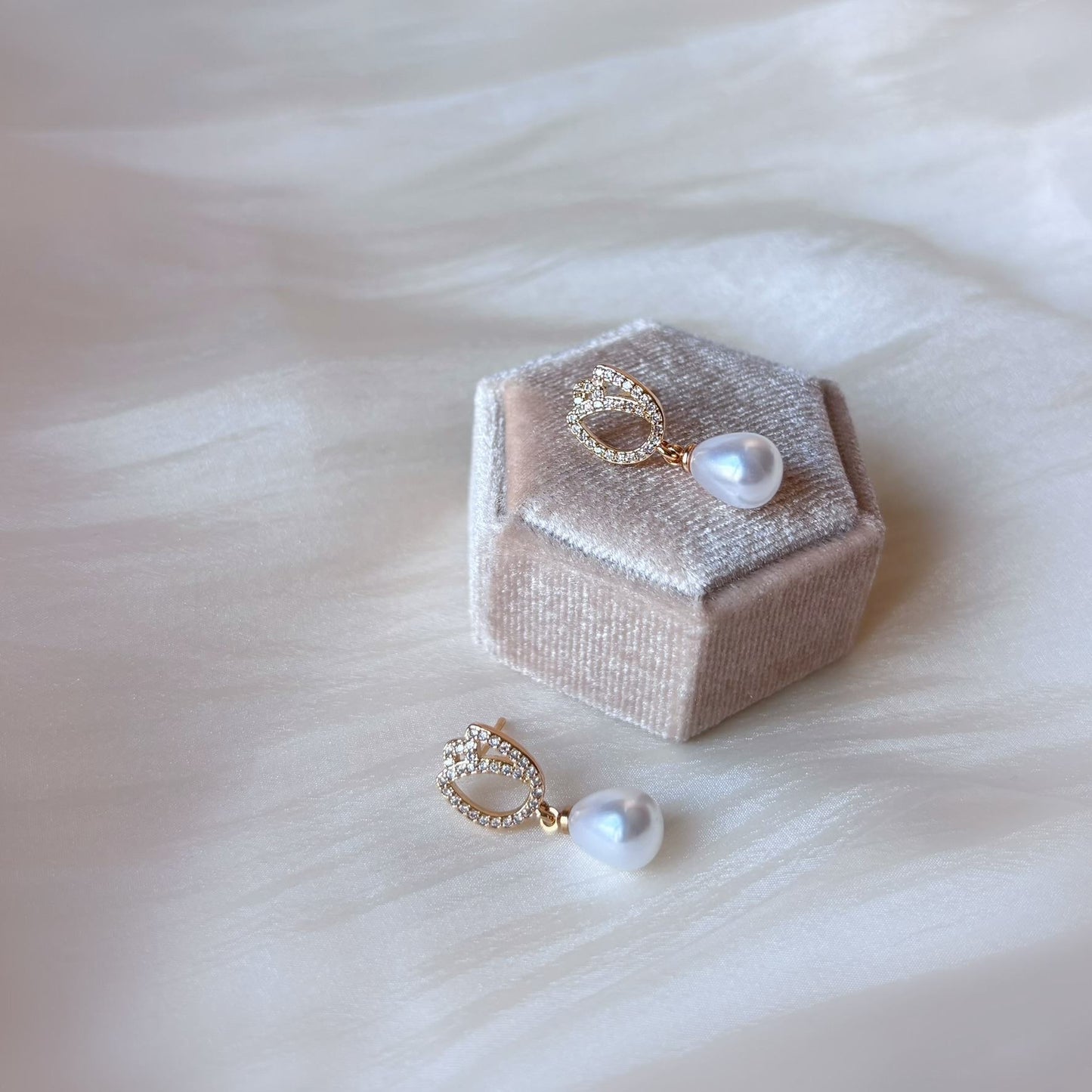 Boucles d’oreilles de mariée élégantes avec perle et motif de fleur de tulipe.