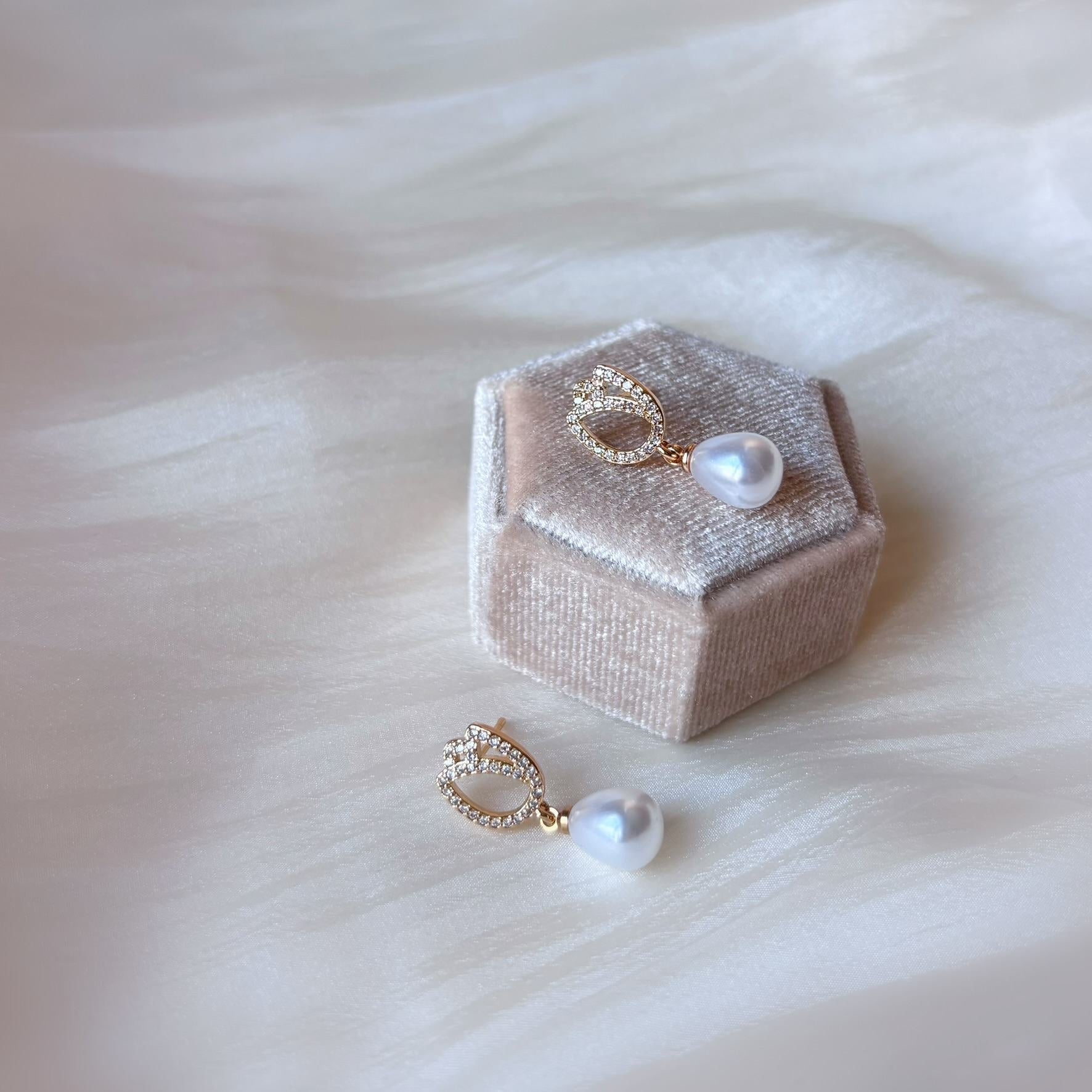 Boucles d’oreilles de mariée élégantes avec perle et motif de fleur de tulipe.