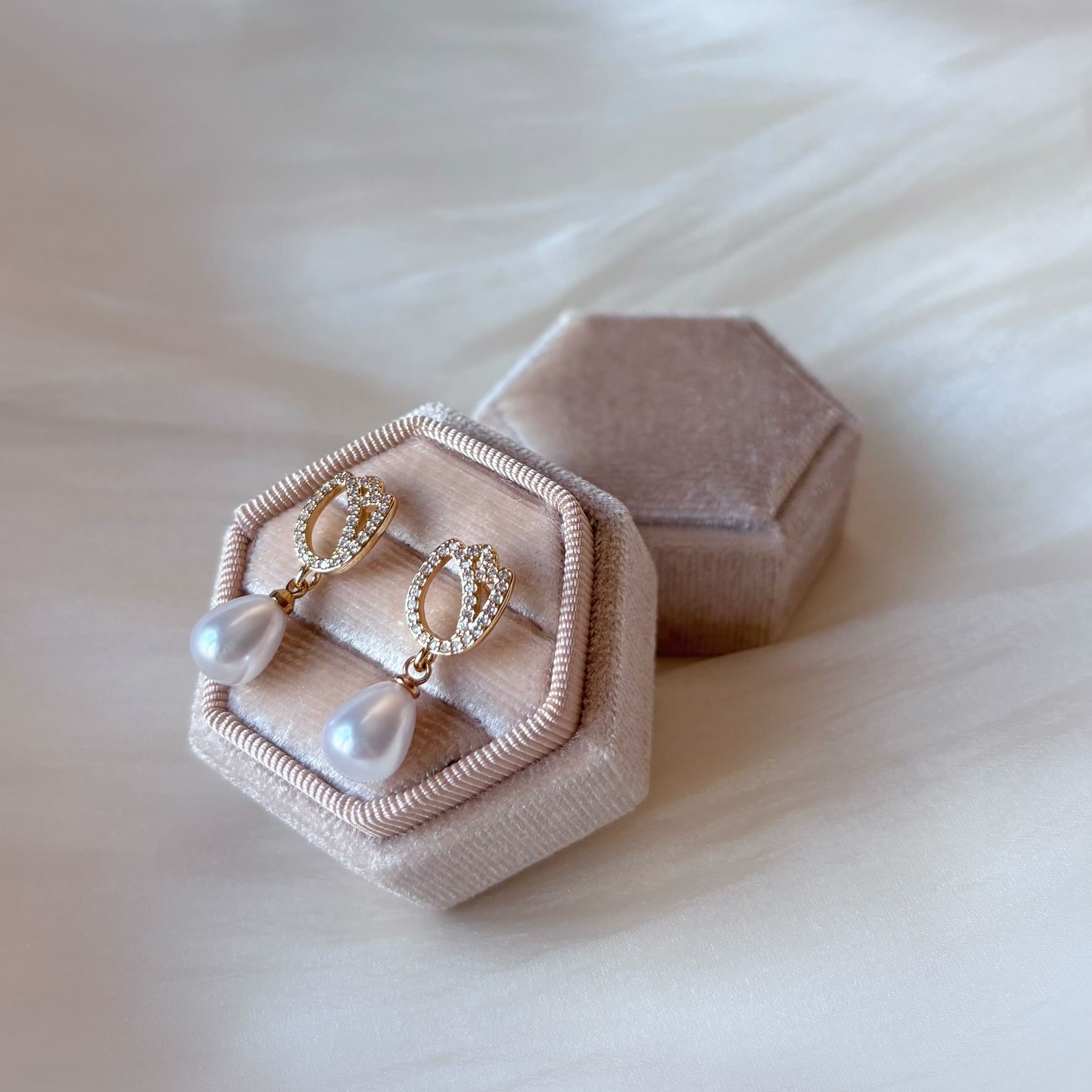 Boucles d’oreilles clips mariage perle avec fleur de tulipe dorée et zircon, bijoux mariée Hana&Alice.