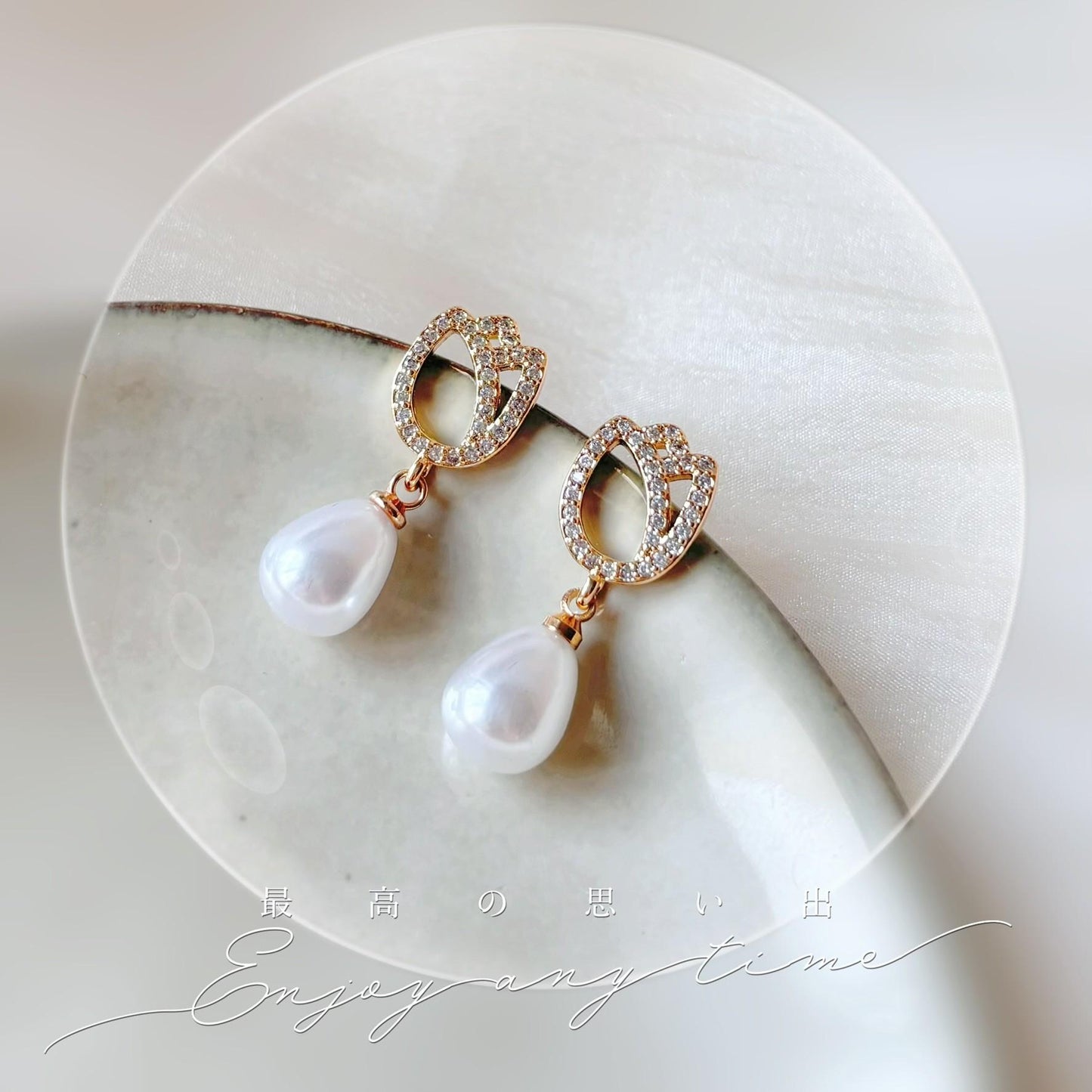 oucles d’oreilles clips perle et zircon, tulipe dorée pour mariée féminine et délicate.