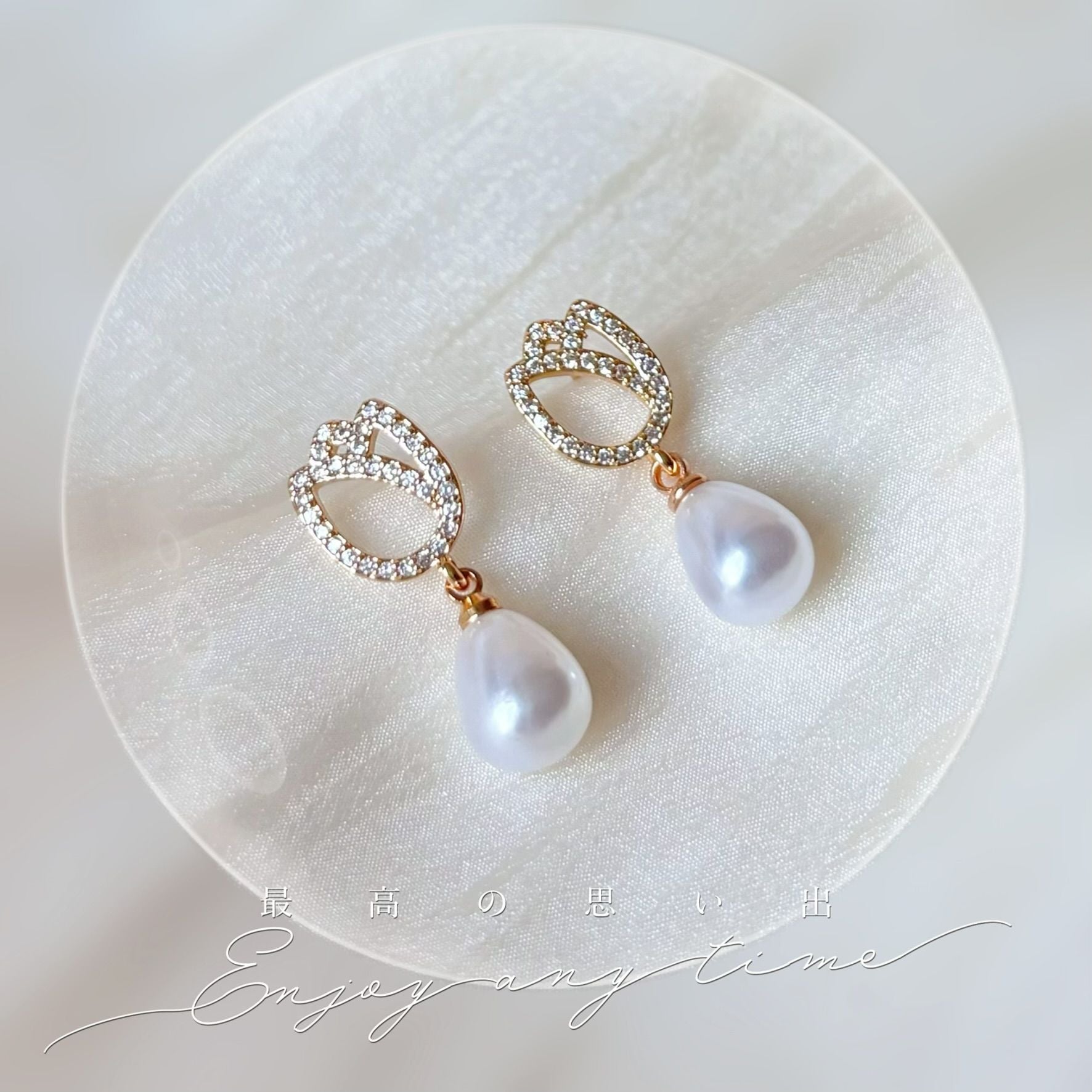 Boucles d’oreilles clips perle et zircon, tulipe dorée pour mariée féminine et délicate.