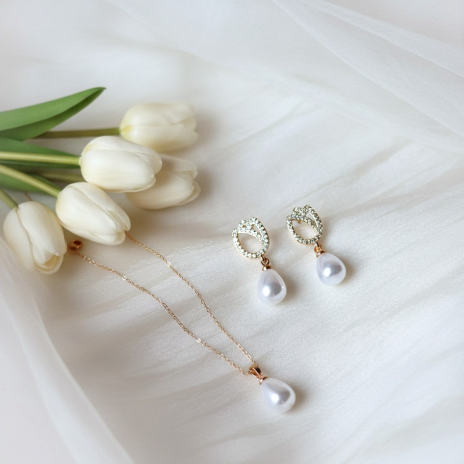 Bijoux mariage perle en clips Hana&Alice, motif floral tulipe dorée délicat.
