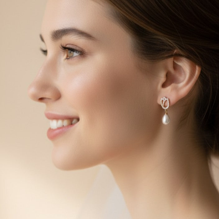 Accessoire mariage en clips Hana&Alice avec perle et fleur de tulipe dorée, look chic.