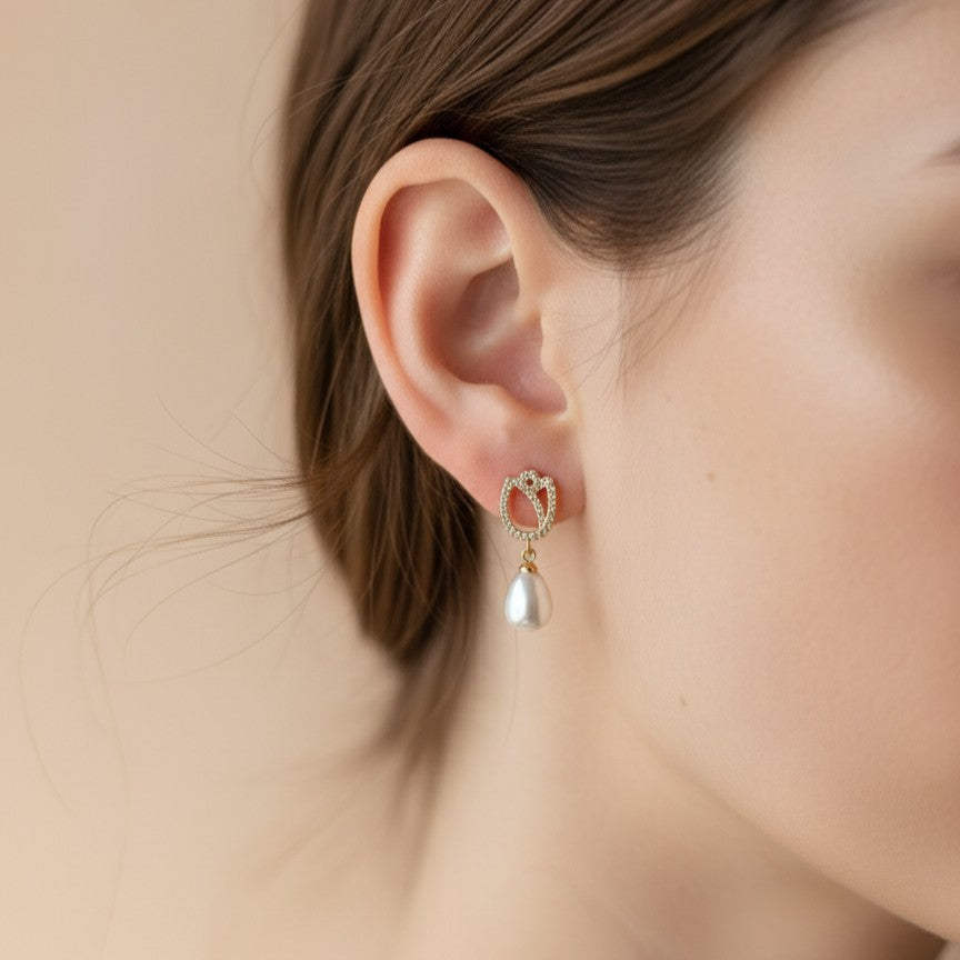 Boucles d’oreilles sans perçage mariage perle avec tulipe dorée et zircon lumineux.