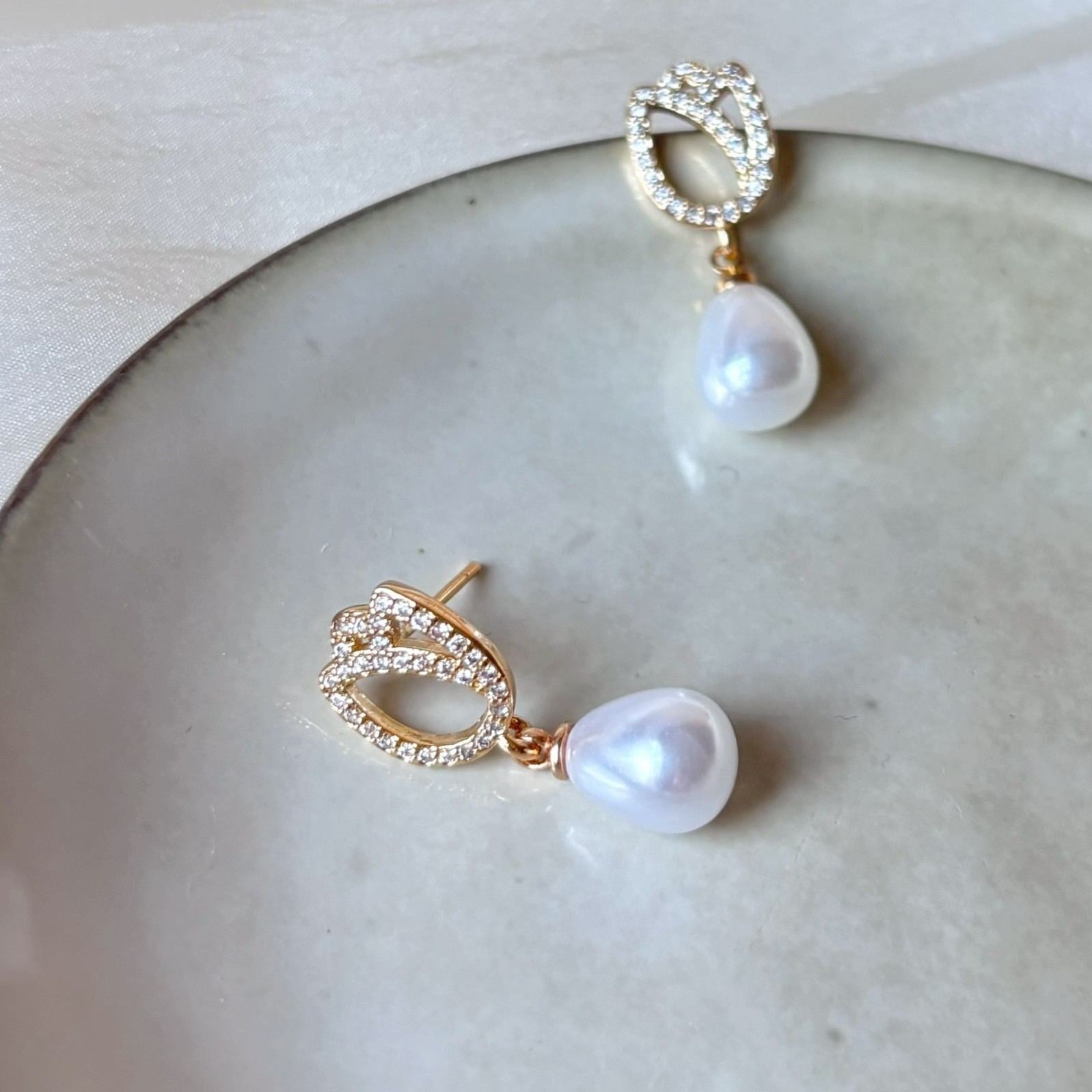 Accessoire mariage en clips Hana&Alice avec perle et fleur de tulipe dorée, look chic.