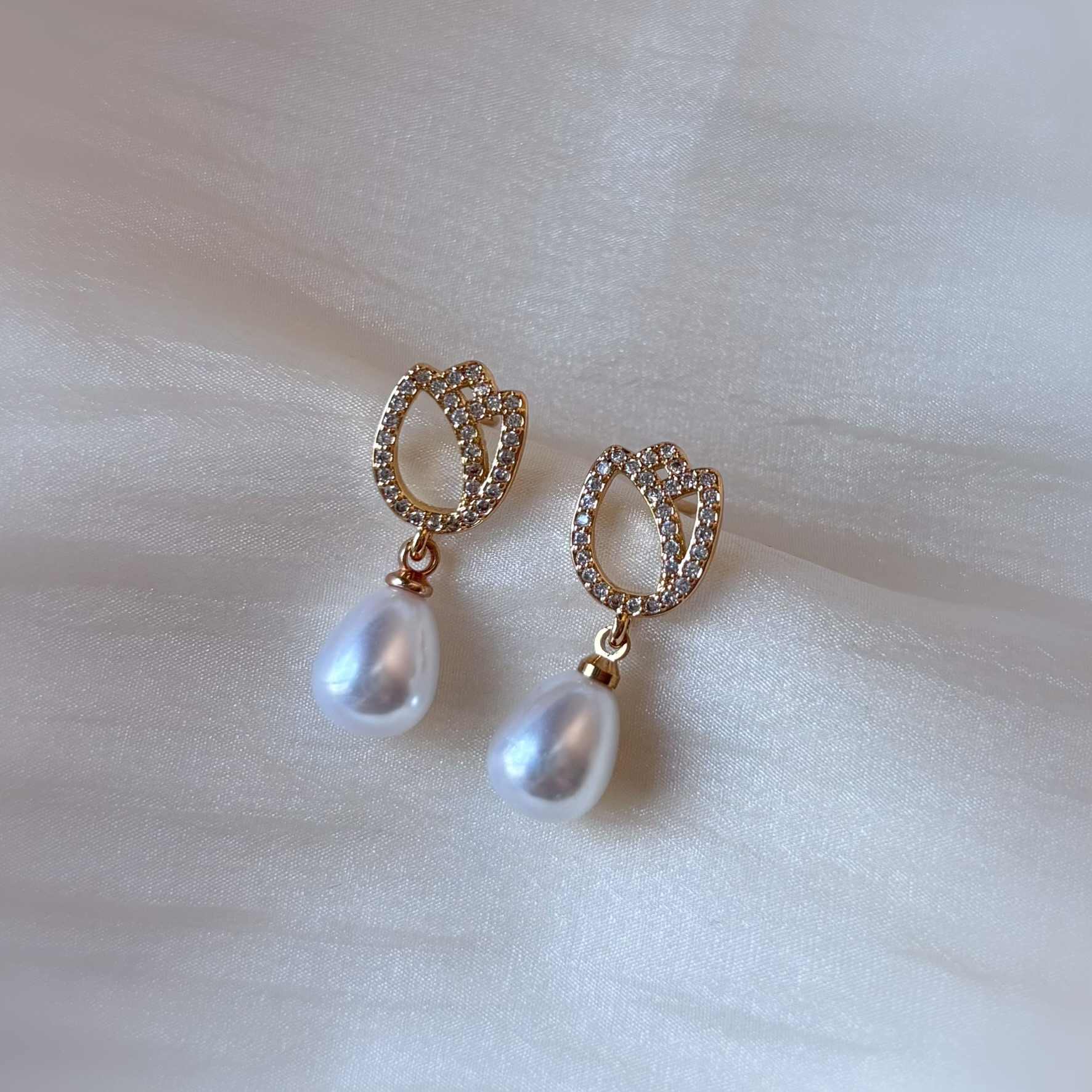 Boucles d’oreilles fleur de tulipe dorée avec perle goutte, style mariage élégant.