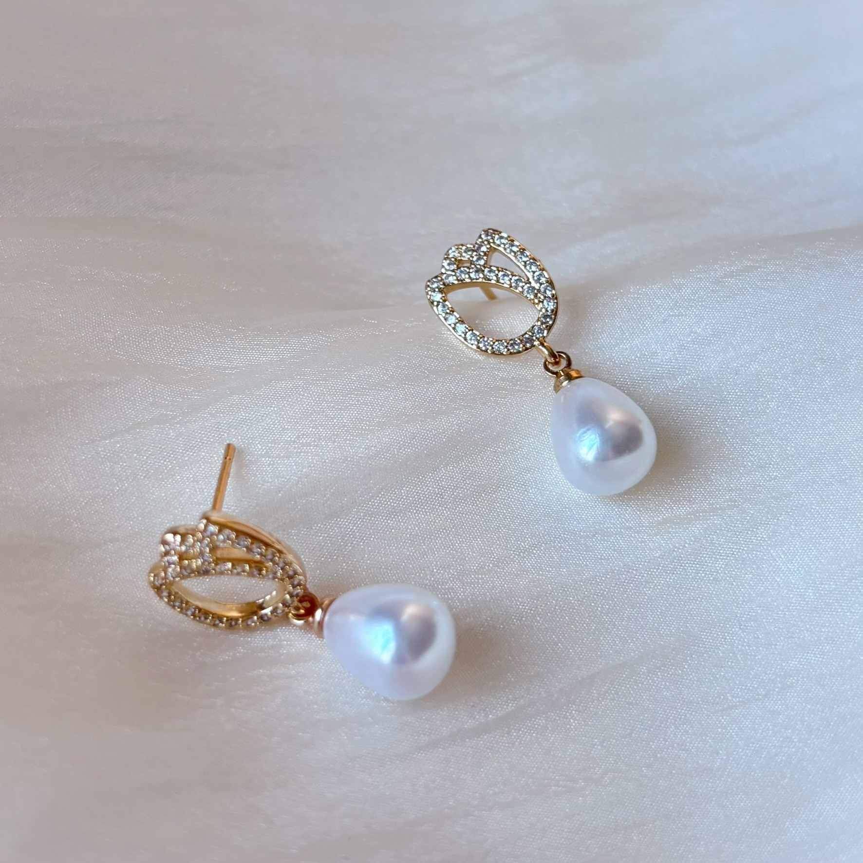 Parure mariage clips perle avec fleur de tulipe dorée, finition chic Hana&Alice.