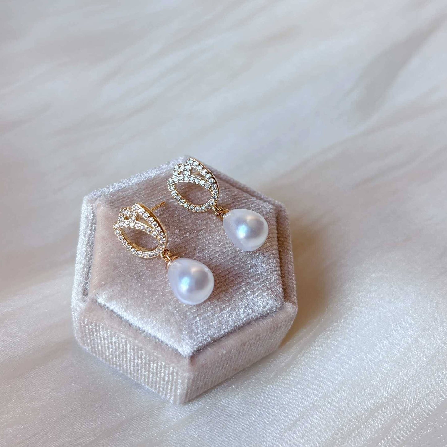 Boucles d’oreilles clips perle et zircon, tulipe dorée pour mariée féminine et délicate.