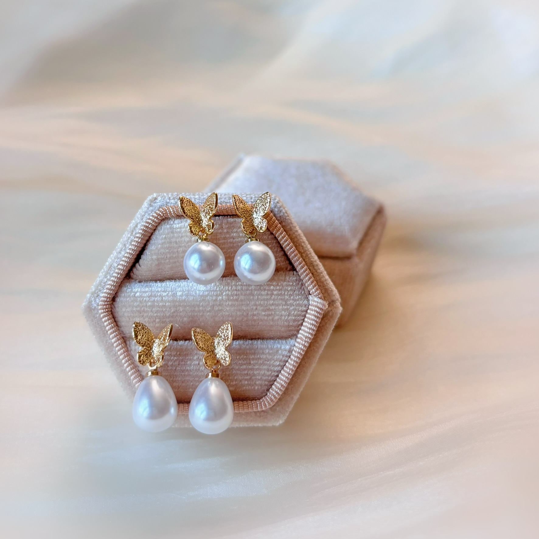 Boucles d'oreilles pour mariée avec papillon et perle de Hana&Alice, pour un mariage plein de charme.