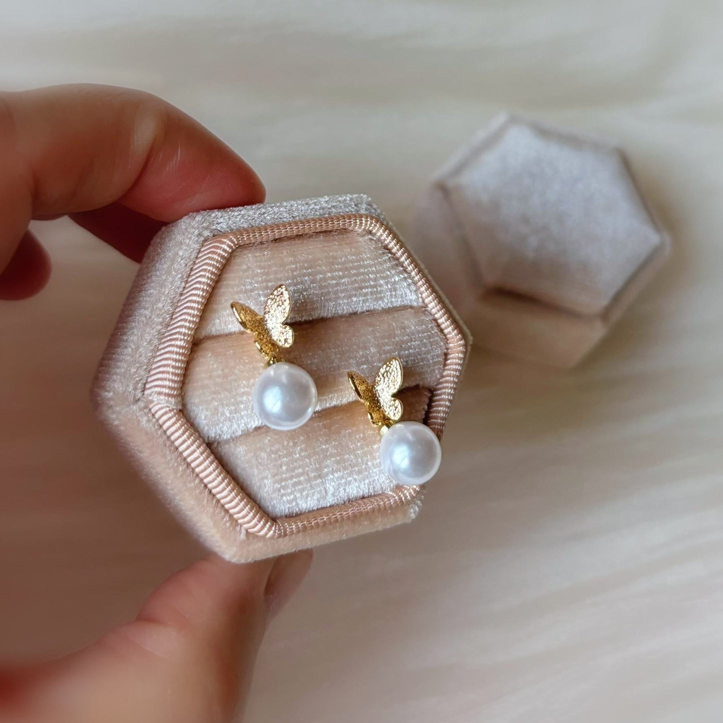 Bijoux pour mariage avec perle et papillon, parfaits pour une mariée romantique.