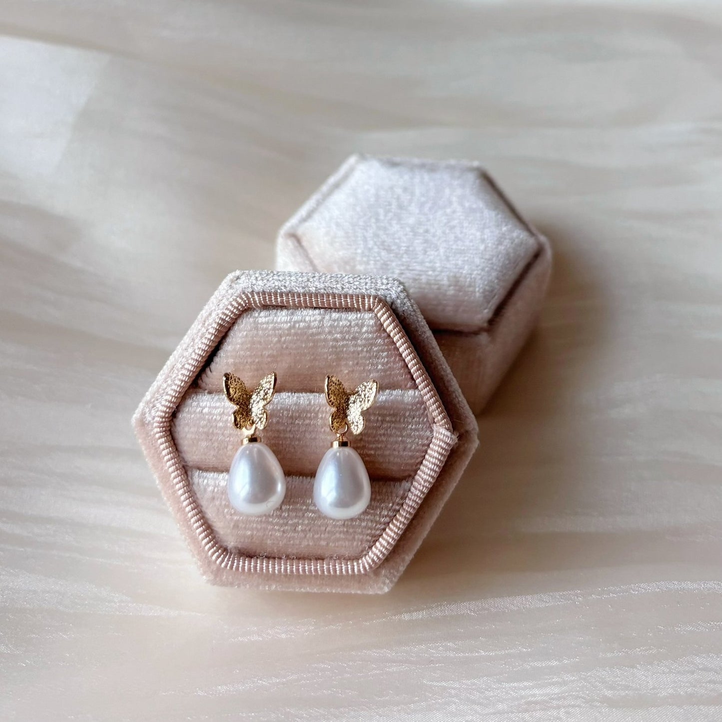 Sublimez votre mariage avec des bijoux perle papillon, parfaits pour une mariée romantique.