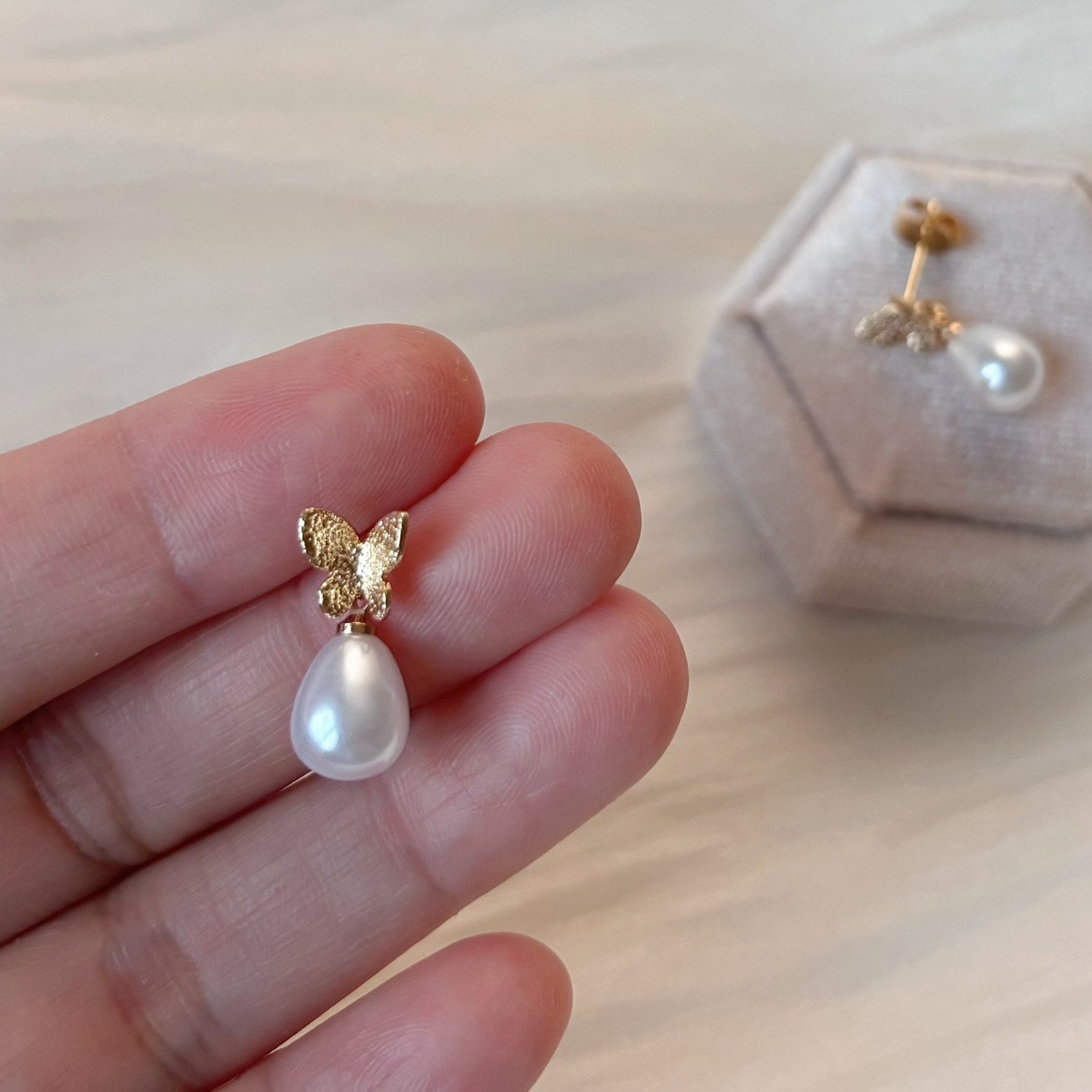 Bijoux mariage perle papillon, idéals pour les mariées à la recherche d’un look féminin et gracieux.