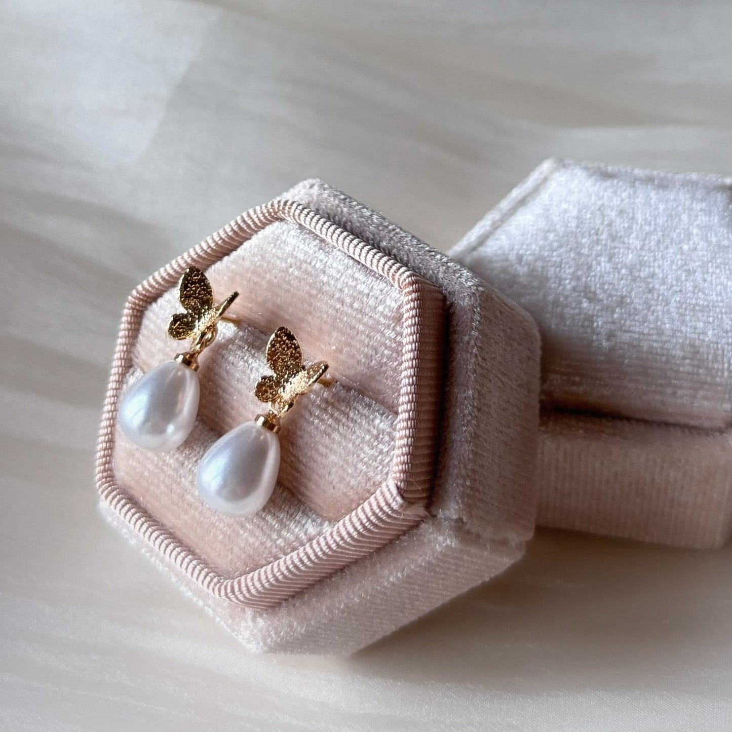 NABIE - Boucles d’oreilles mariage papillon doré et perle goutte blanc Bijoux pour mariée, témoin et invitée