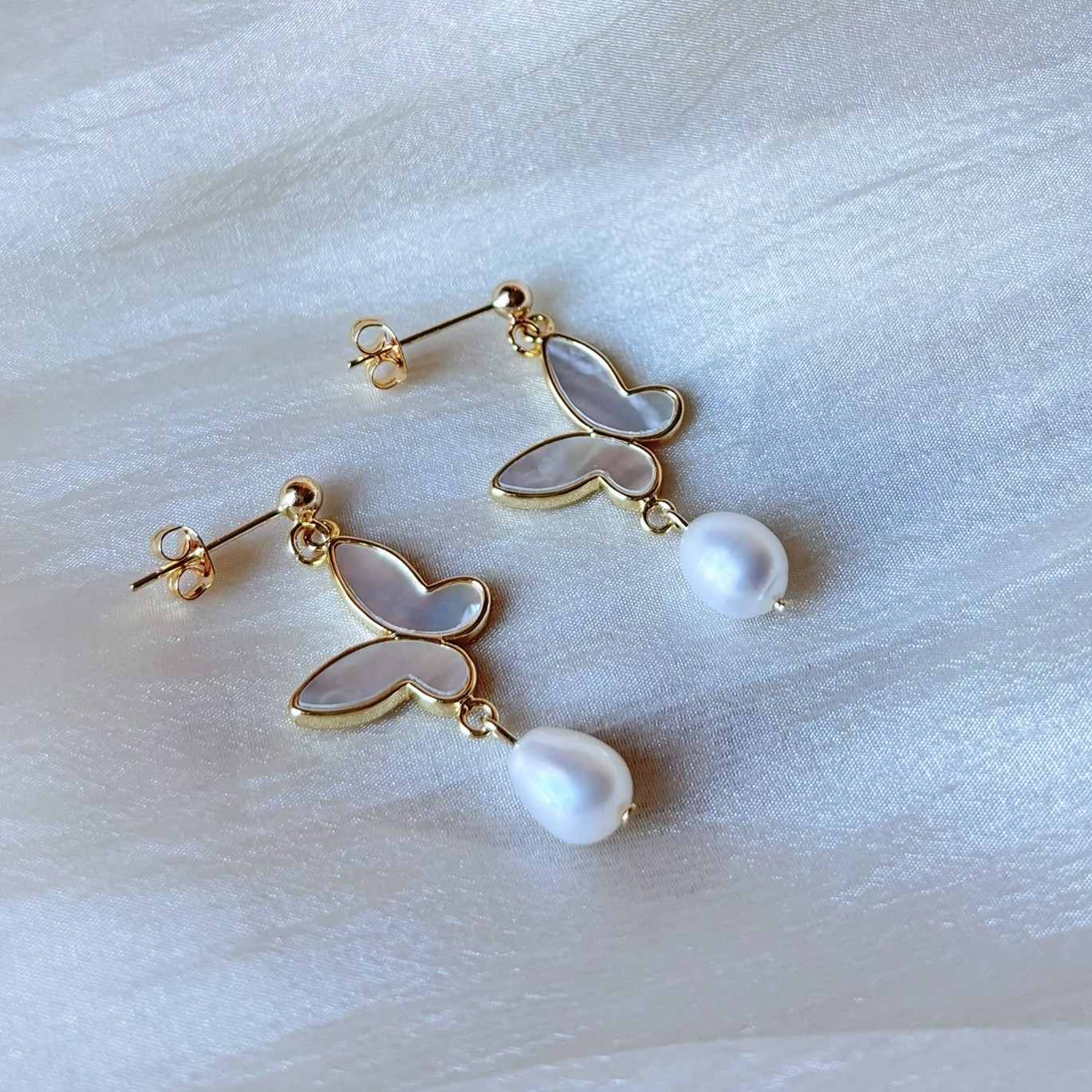 Bijoux mariage perle raffinés et romantiques, boucles d’oreilles papillon nacré.