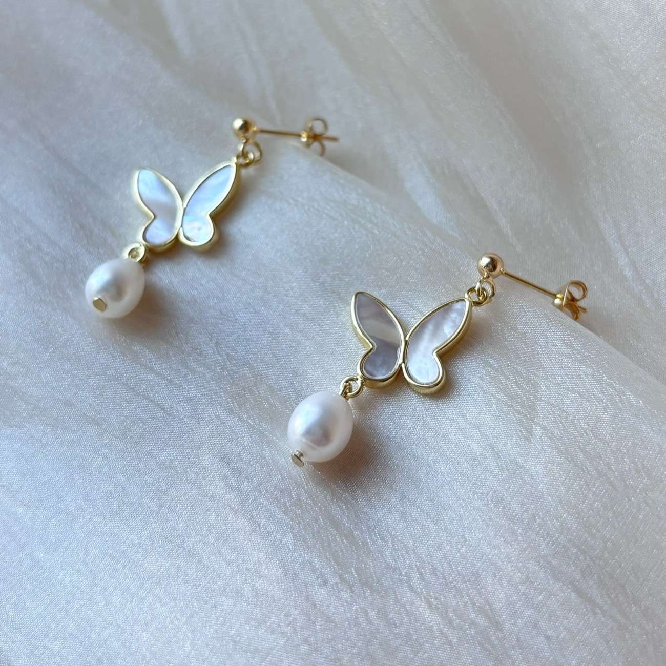 Boucles d’oreilles mariage perle nacrée papillon, bijou élégant et intemporel.