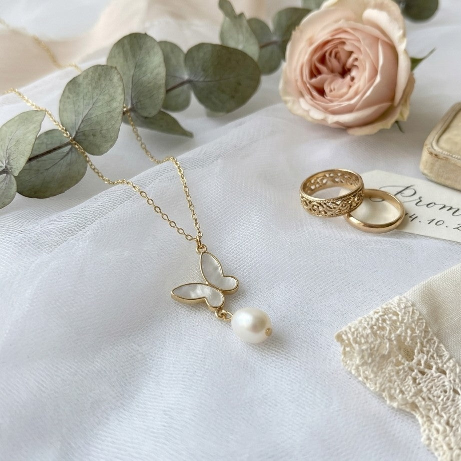 Collier délicat avec papillon nacré et perle d’eau douce, création artisanale inspirée de la nature