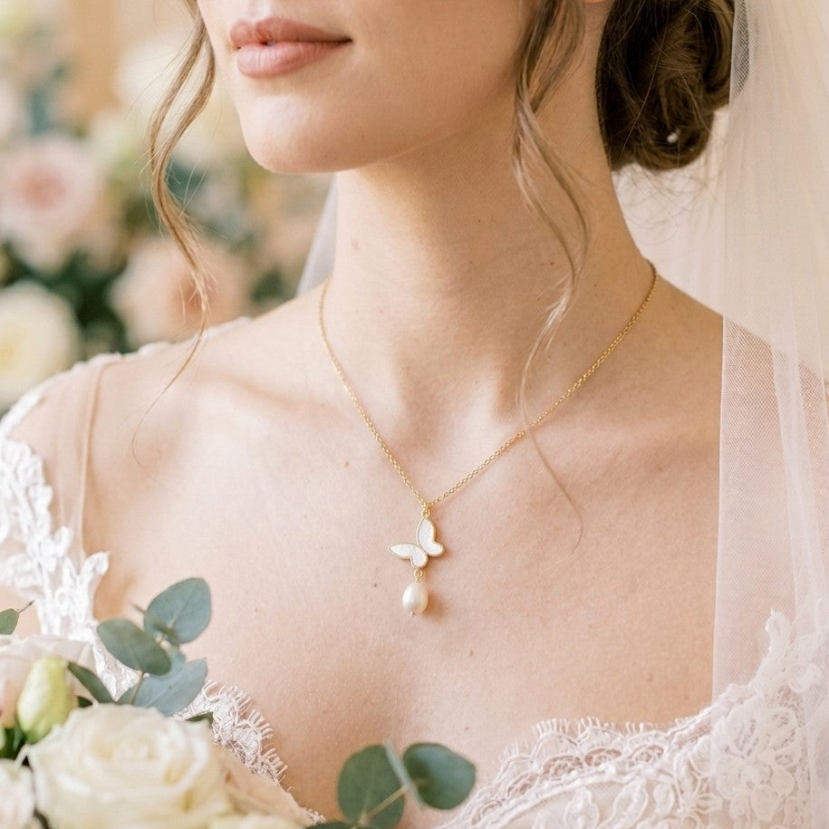 Collier élégant avec papillon en nacre et perle d’eau douce, parfait pour compléter une tenue de mariage