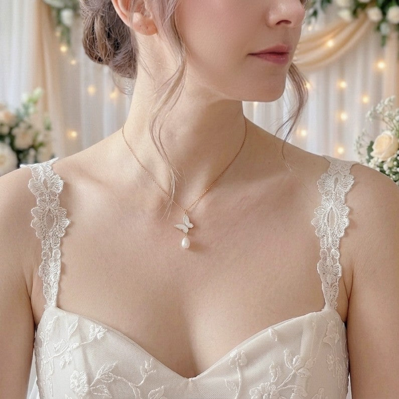 Collier romantique avec papillon en nacre et perle d’eau douce, bijou raffiné pour mariée