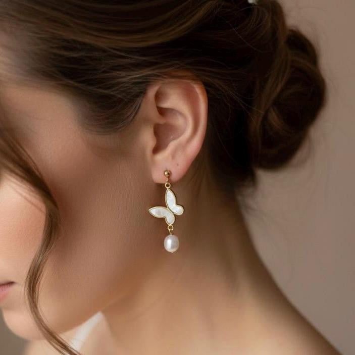 Collier féminin élégant avec papillon nacré et perle fine, bijou idéal pour mariage ou cérémonie