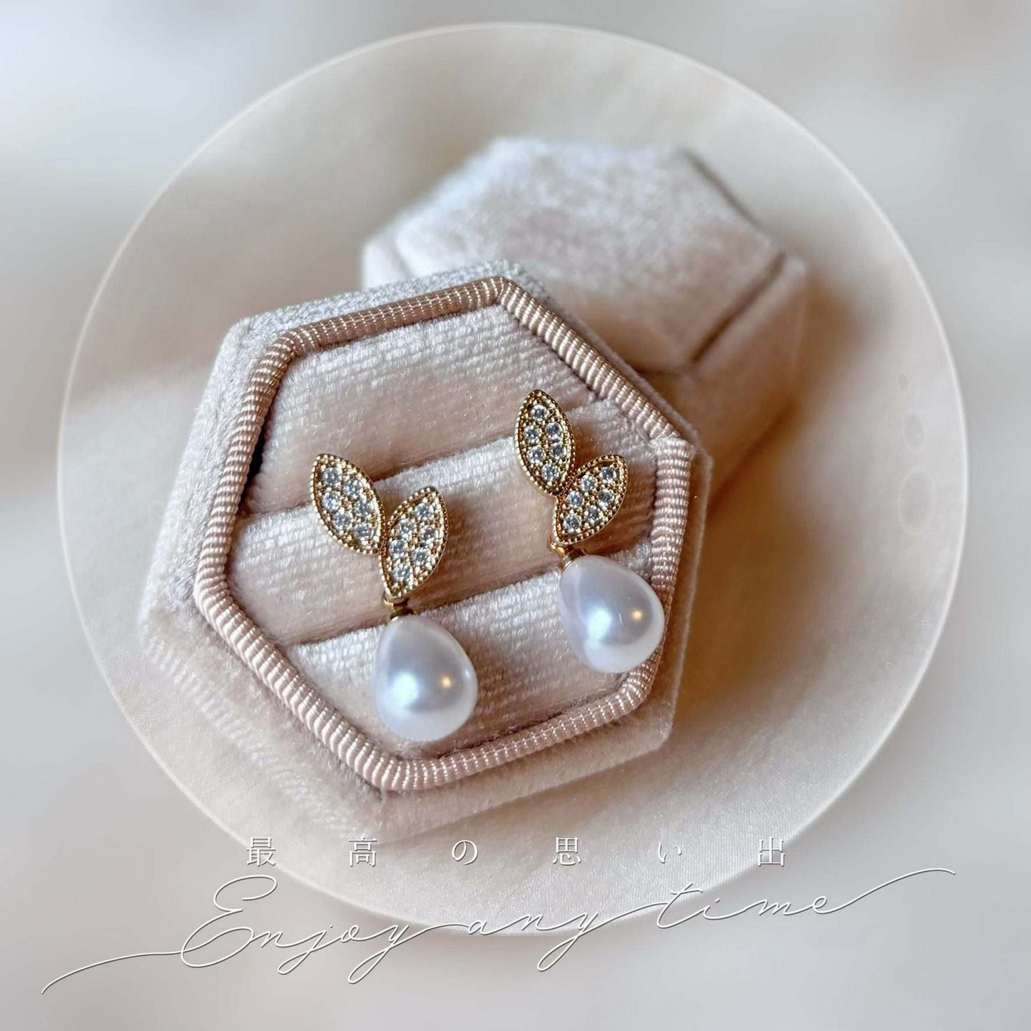 Bijoux de mariage faits main, dorés et blancs, style romantique.