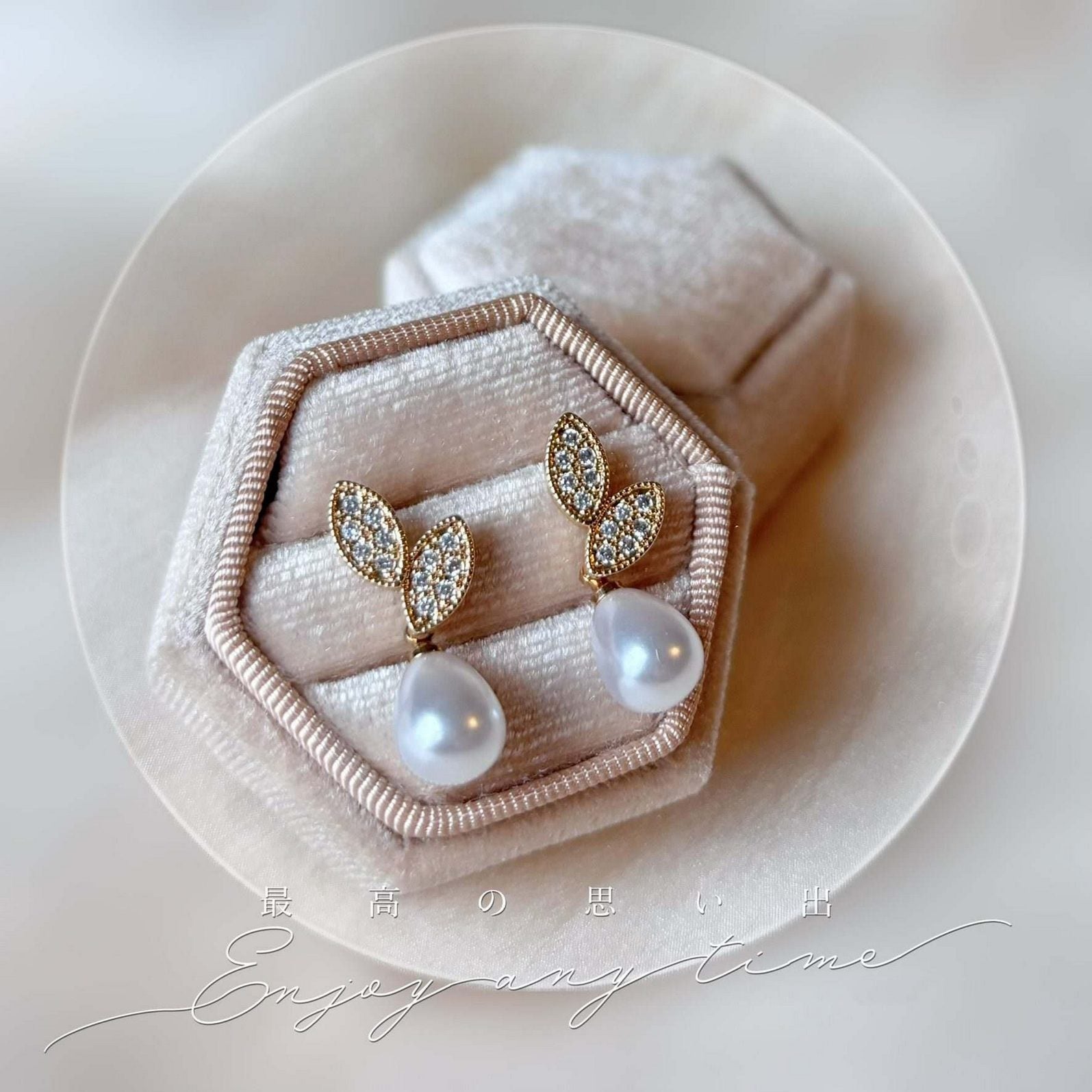 Bijoux de mariage faits main, dorés et blancs, style romantique.