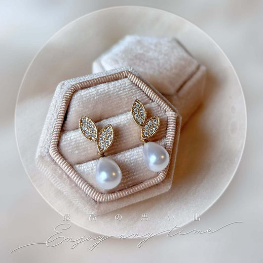 Bijoux de mariage faits main, dorés et blancs, style romantique.