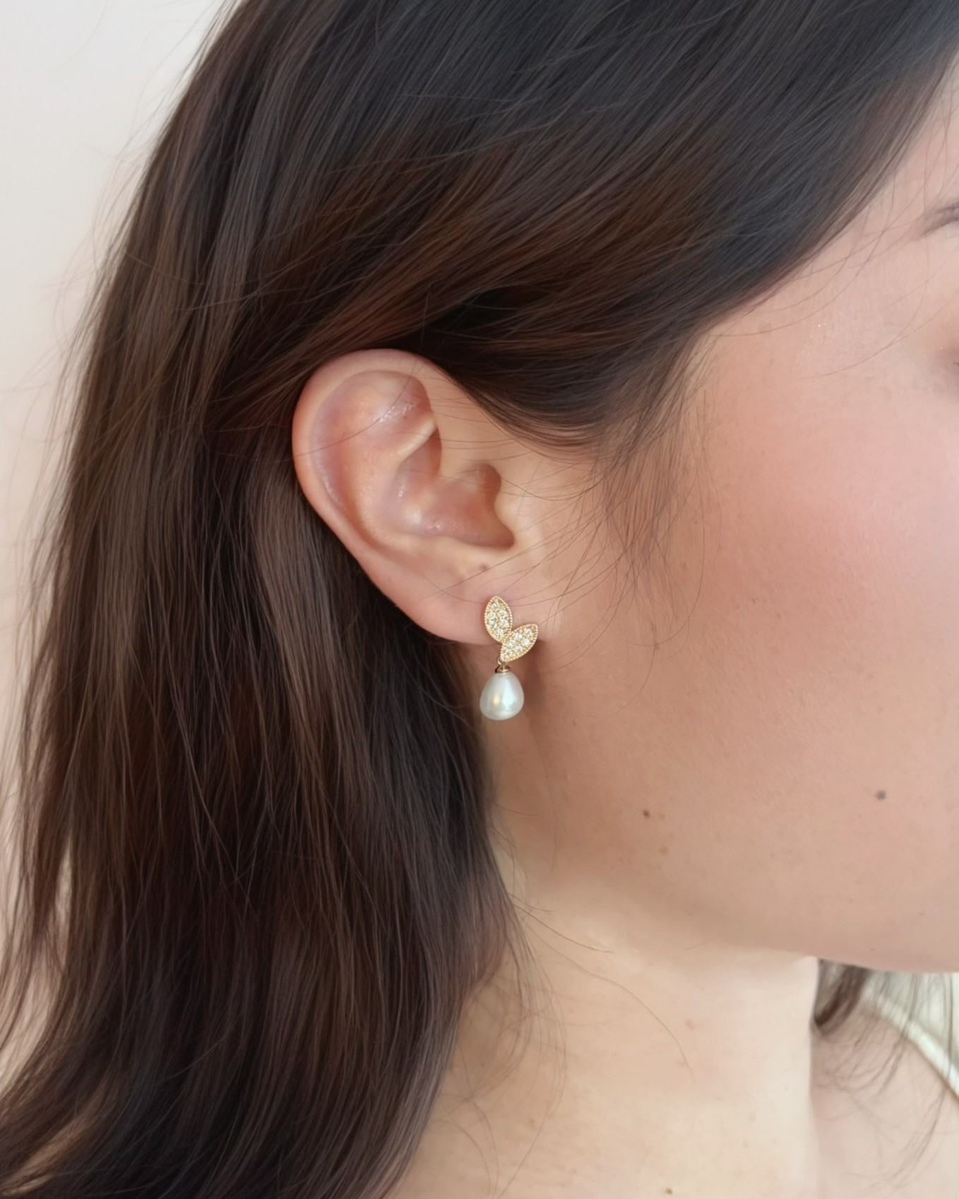 Boucles d’oreilles dorées avec feuille et perle blanche, bijou mariage élégant