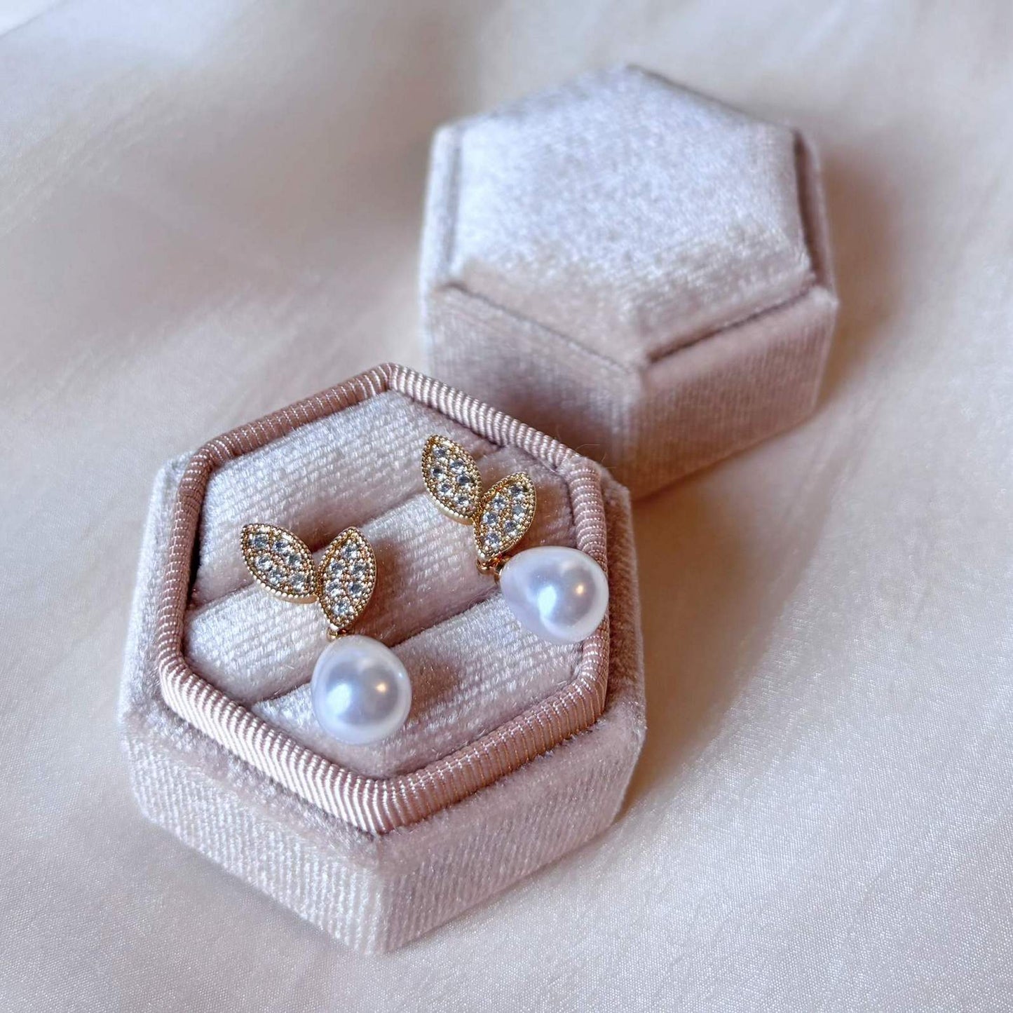 Bijoux floraux dorés avec perle, réalisés à la main avec soin.