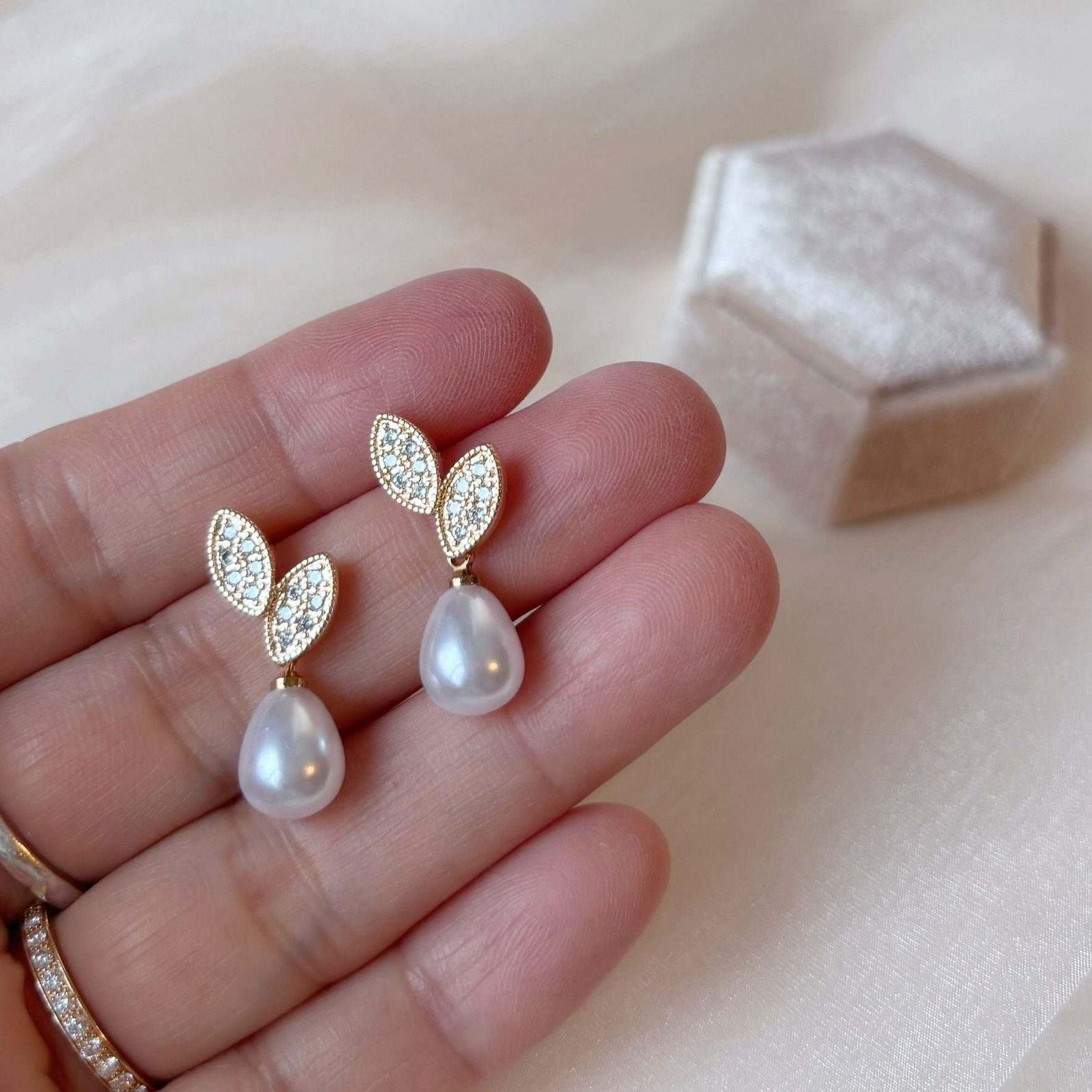 Boucles d’oreilles dorées pour mariée, touche naturelle et raffinée.