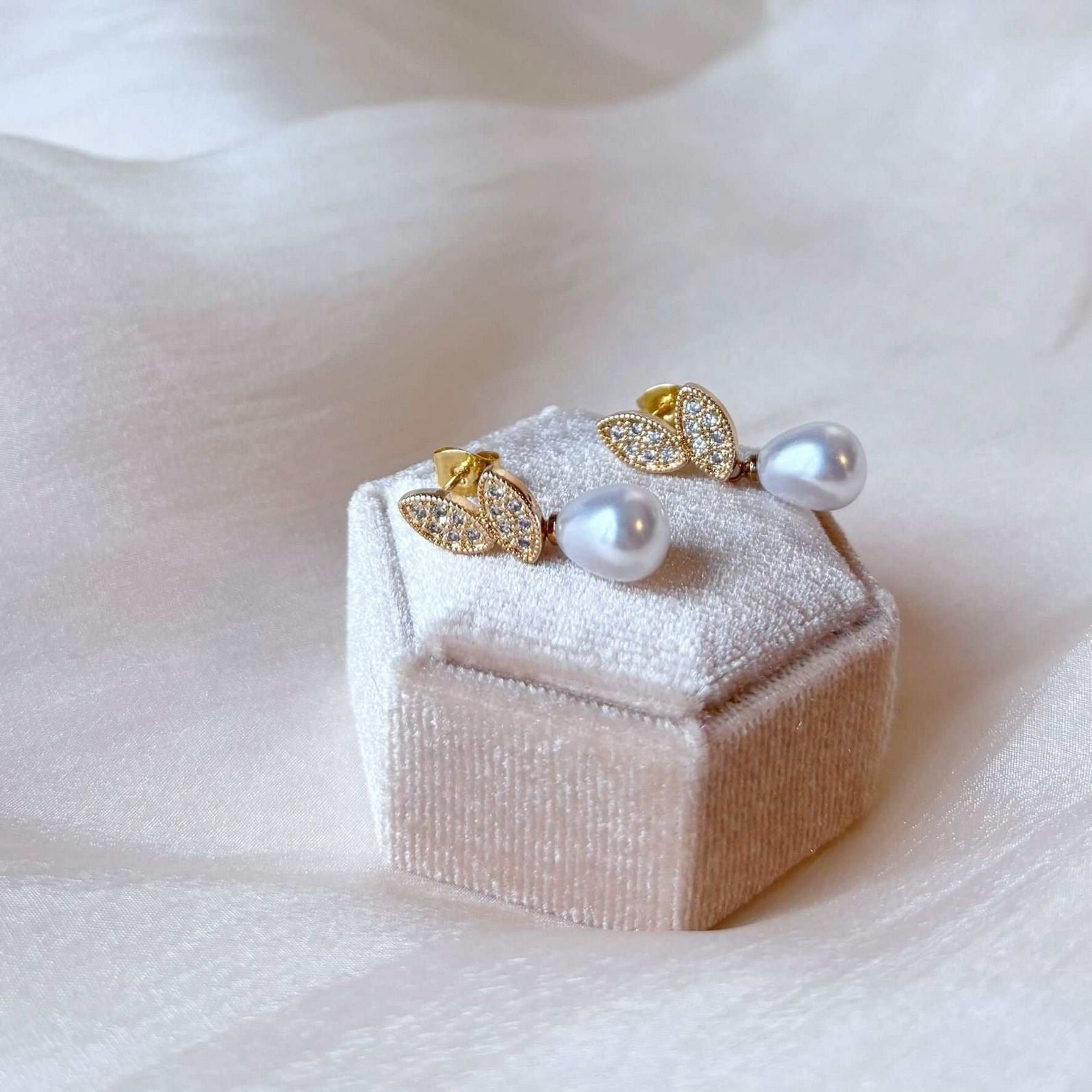 Boucles d’oreilles florales dorées et perle blanche faites main