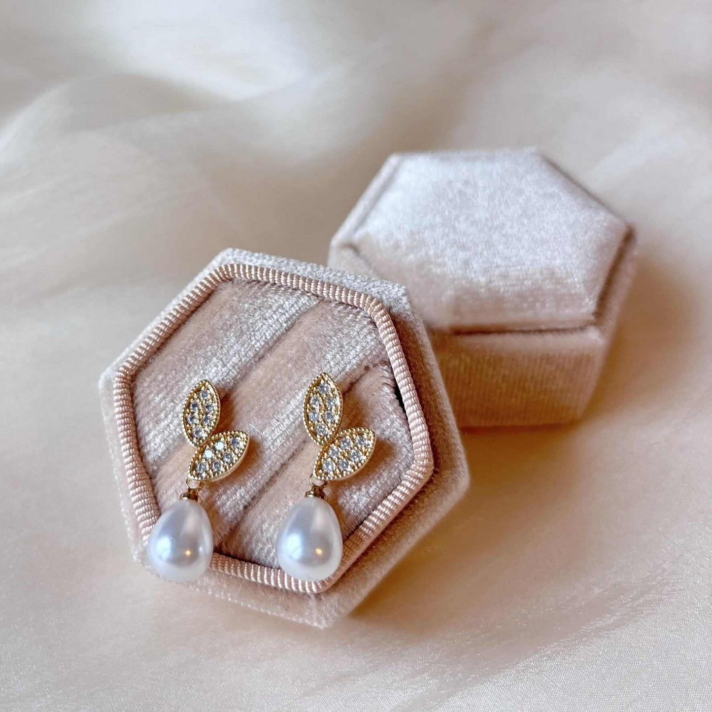 Boucles d’oreilles dorées fines et perle blanche, accessoire mariée raffiné