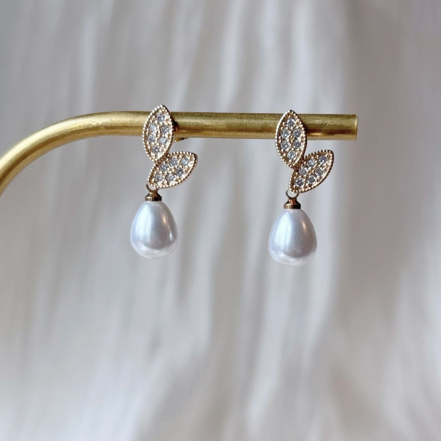 Boucles d’oreilles intemporelles dorées et blanches, style bohème chic.