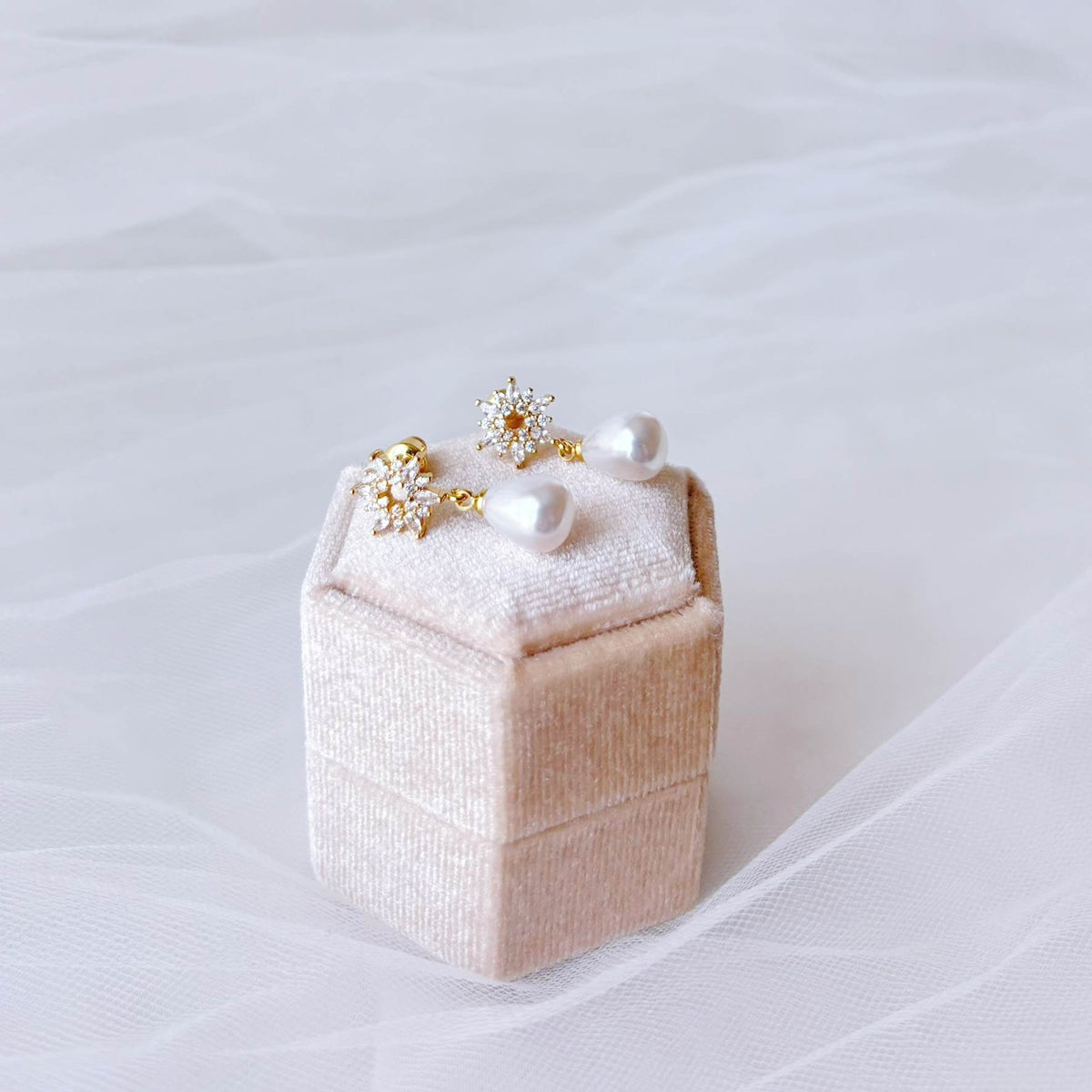 Boucles d’oreilles en forme de fleur et perle goutte pour une tenue de mariage élégante