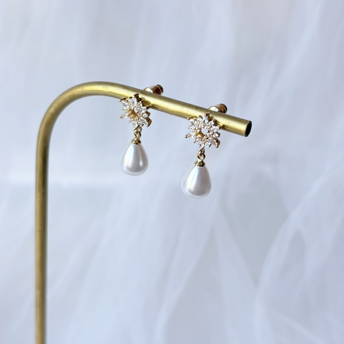 Boucles d’oreilles pour invitée de mariage avec motif floral scintillant et perle goutte