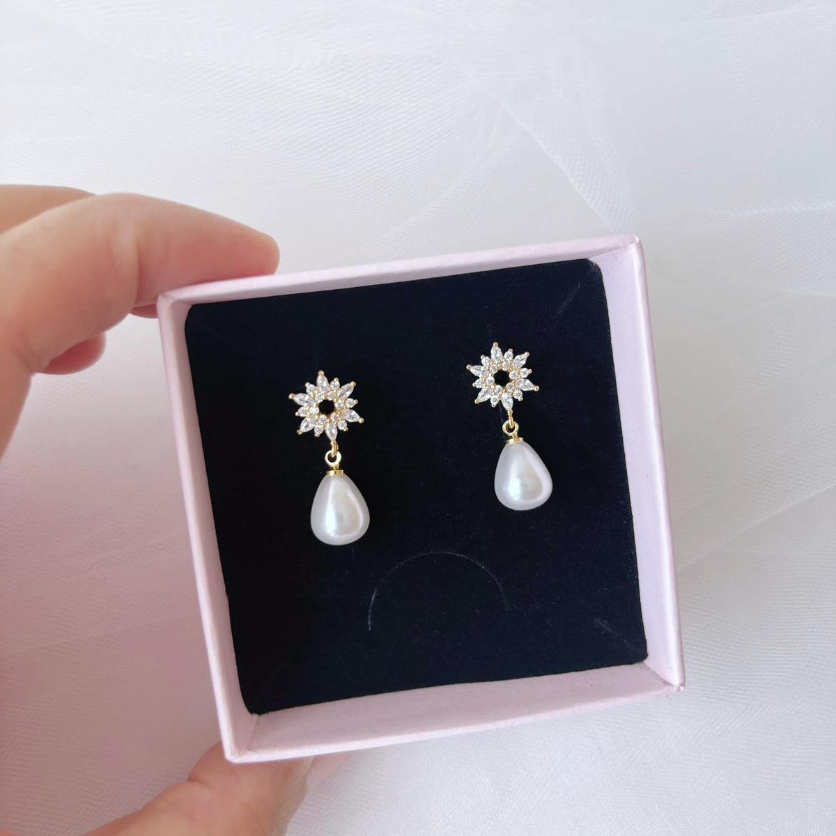Boucles d’oreilles délicates pour soirée avec fleurs en zircons et perle goutte