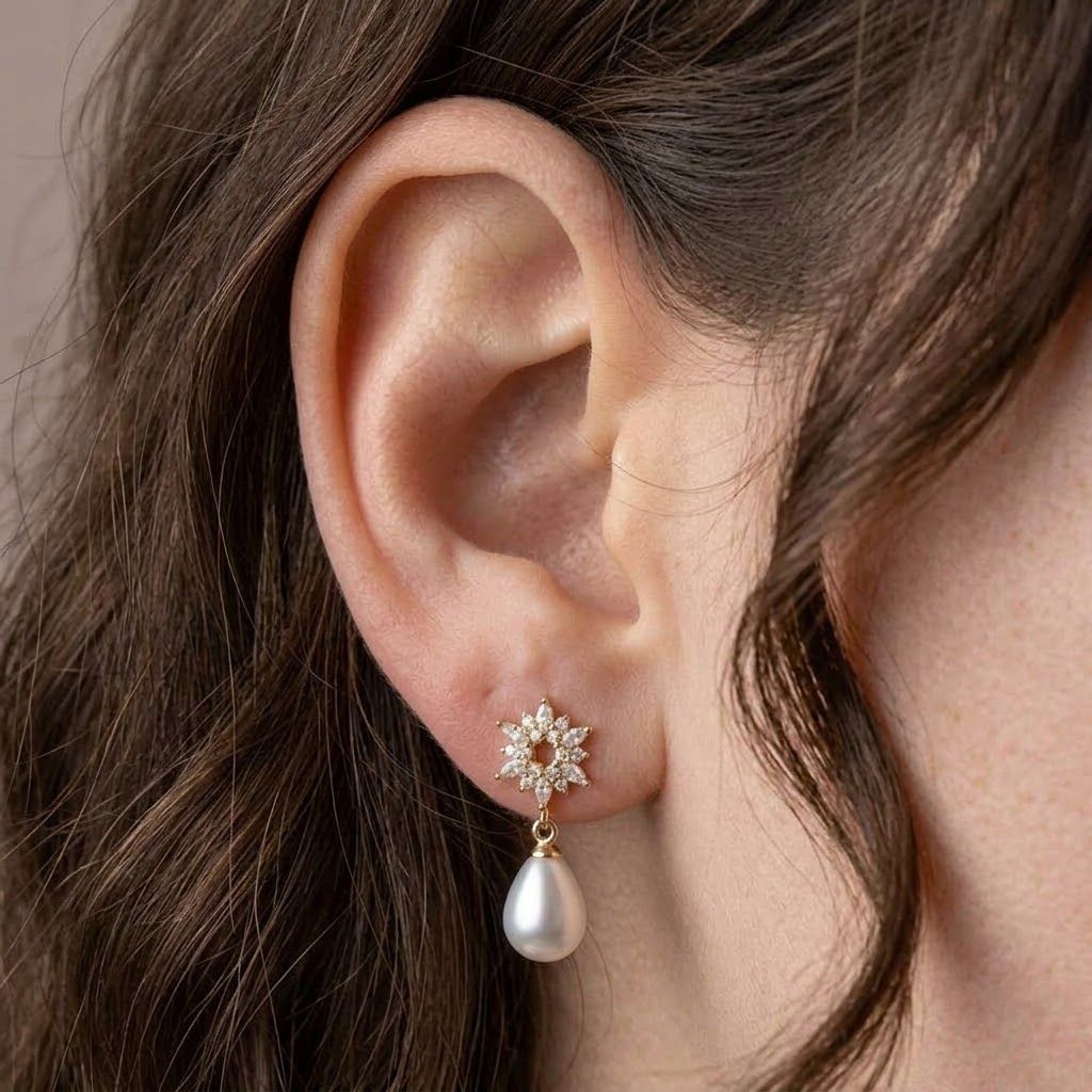 Boucles d’oreilles fleuries raffinées évoquant une étoile ou un flocon de neige