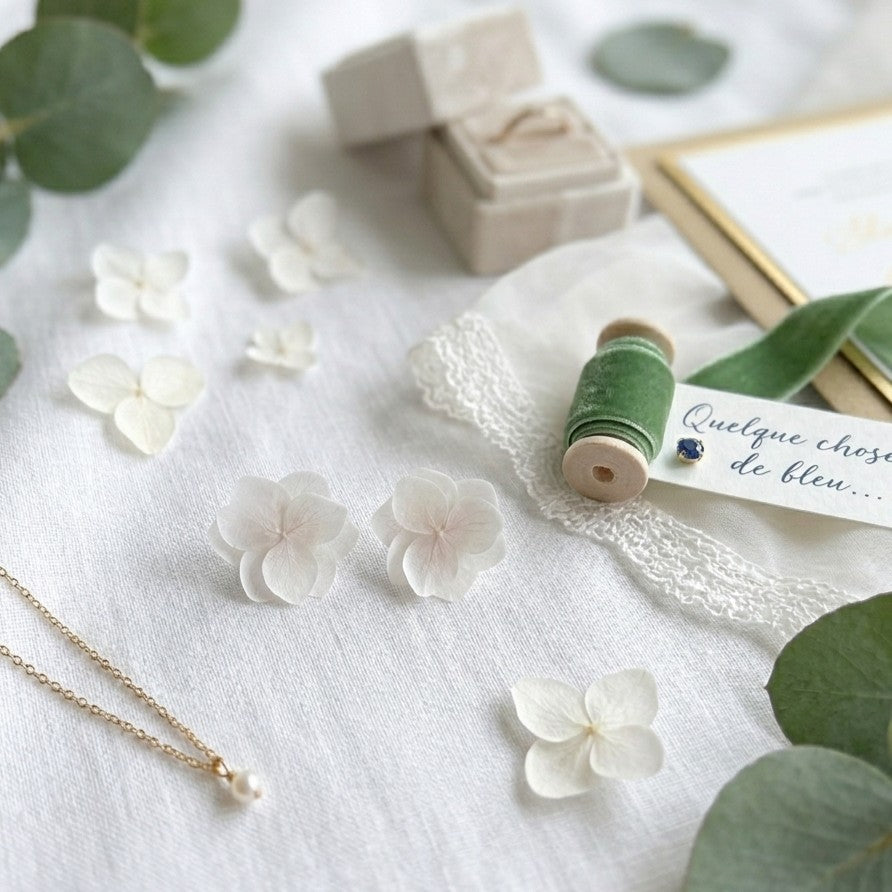 Bijoux mariage faits main, boucles d'oreilles avec fleur stabilisée, création de Hana&Alice.