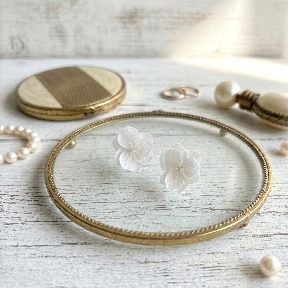 Bijoux mariage faits main, boucles d'oreilles avec fleur stabilisée, création de Hana&Alice.