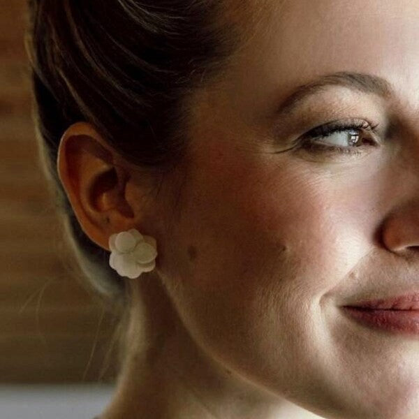 Bijoux mariage faits main, boucles d'oreilles avec fleur stabilisée, création de Hana&Alice.
