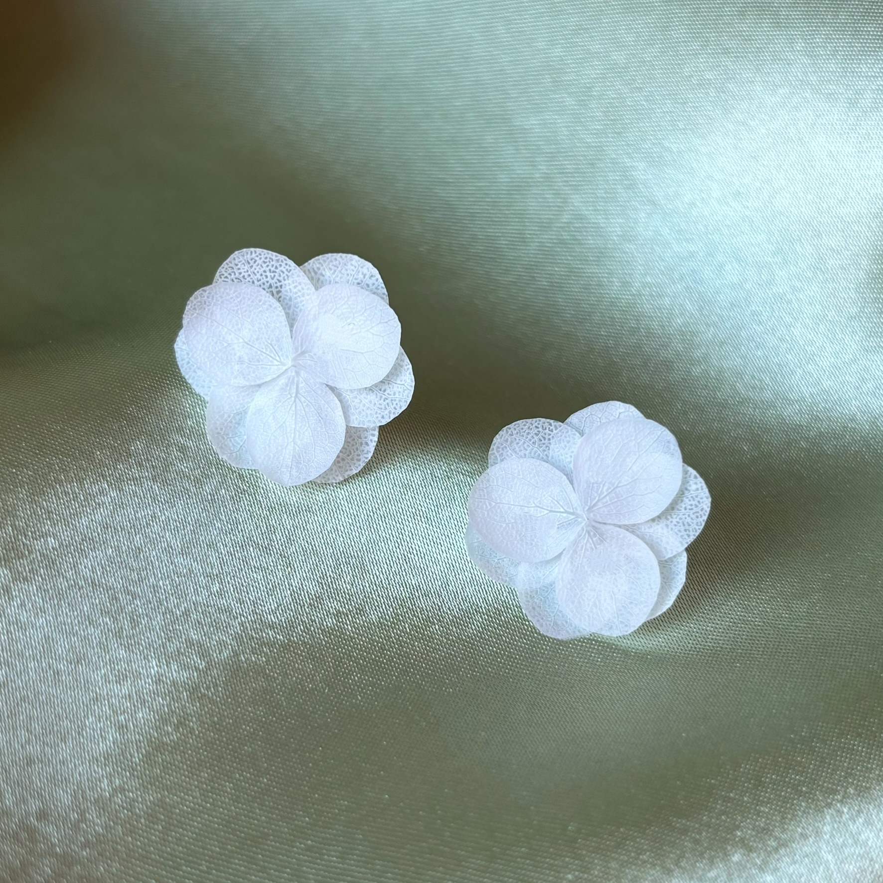 Boucles d'oreilles à puces pour mariage, réalisées à la main avec fleurs stabilisées blanches, des accessoires parfaits pour mariage et toute occasion spéciale, cadeau unique pour elles. 