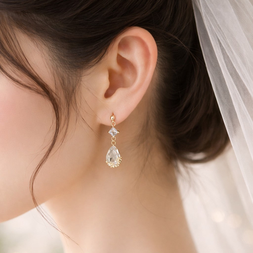 Boucles d’oreilles mariage dorées avec goutte en verre fleurie