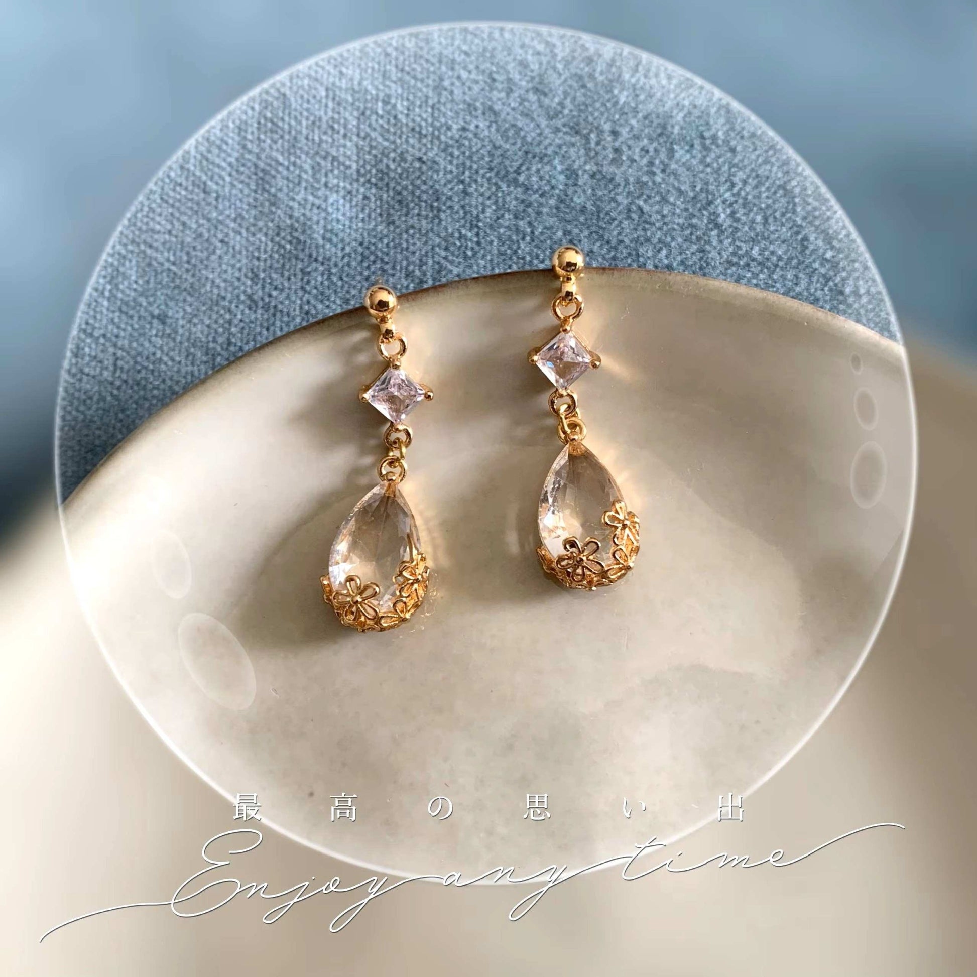 Boucles d’oreilles pendantes mariée bille dorée et goutte en verre motif floral