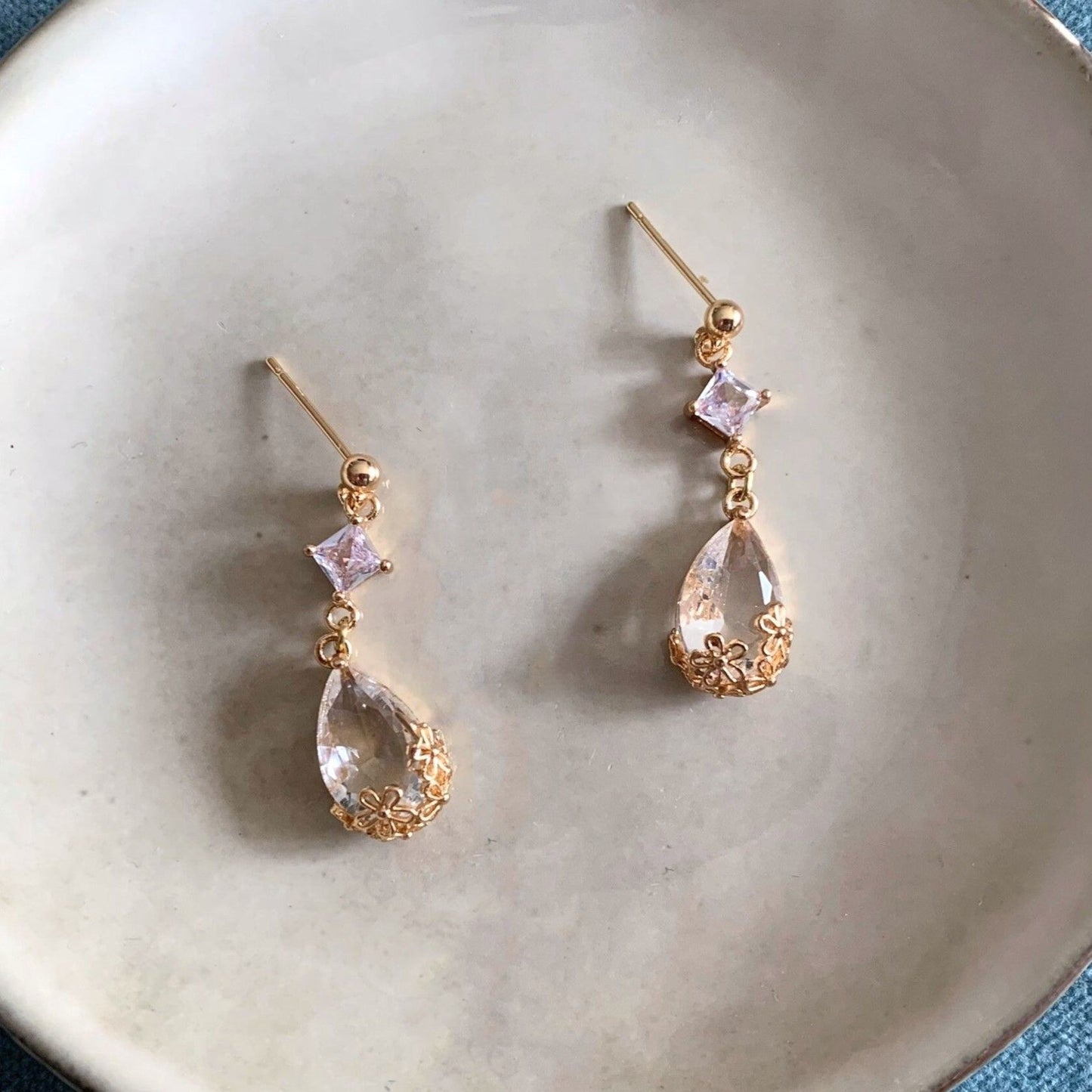 Bijoux mariage raffinés avec goutte en verre décor floral