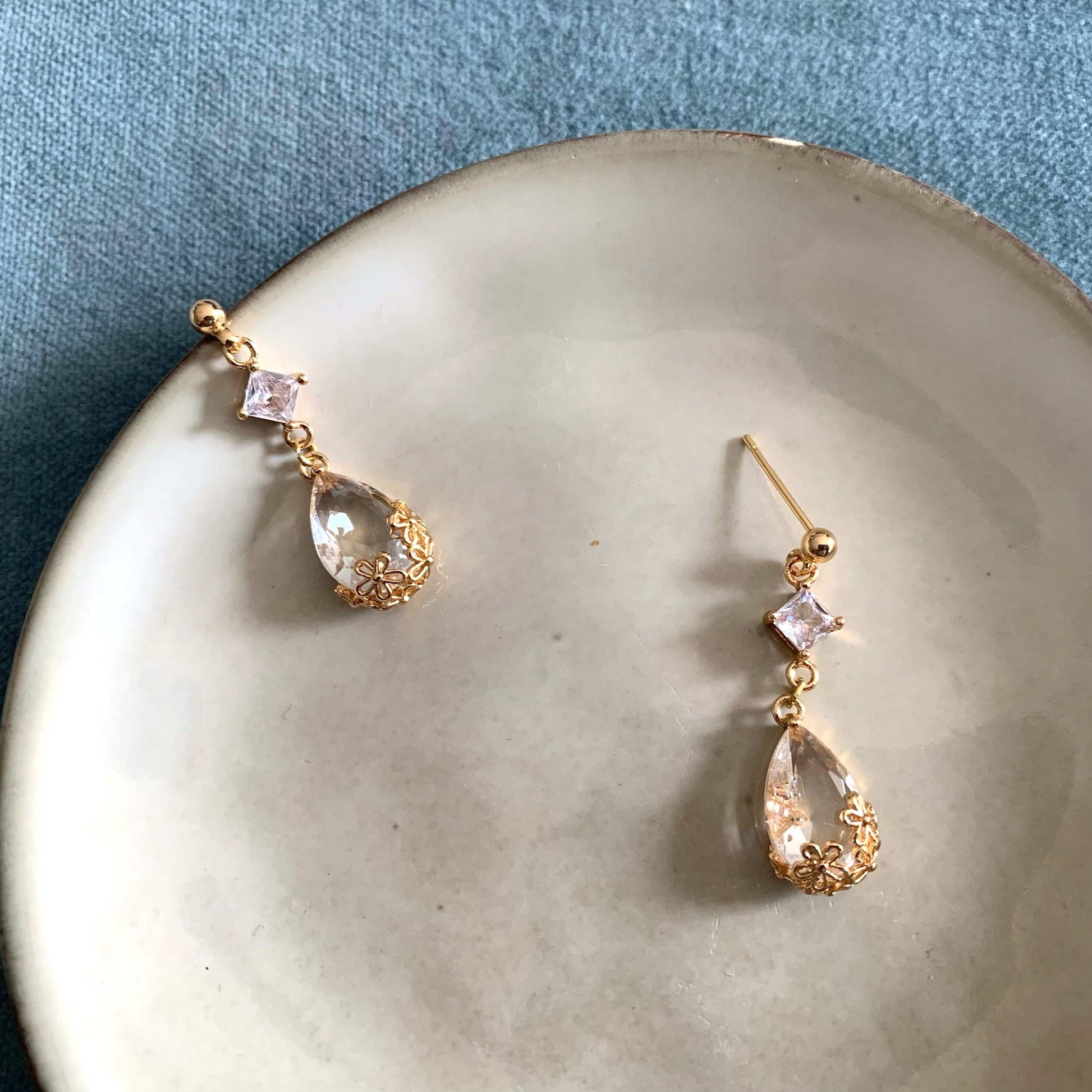 Boucles d’oreilles dorées pour mariée avec pendentif fleur délicate